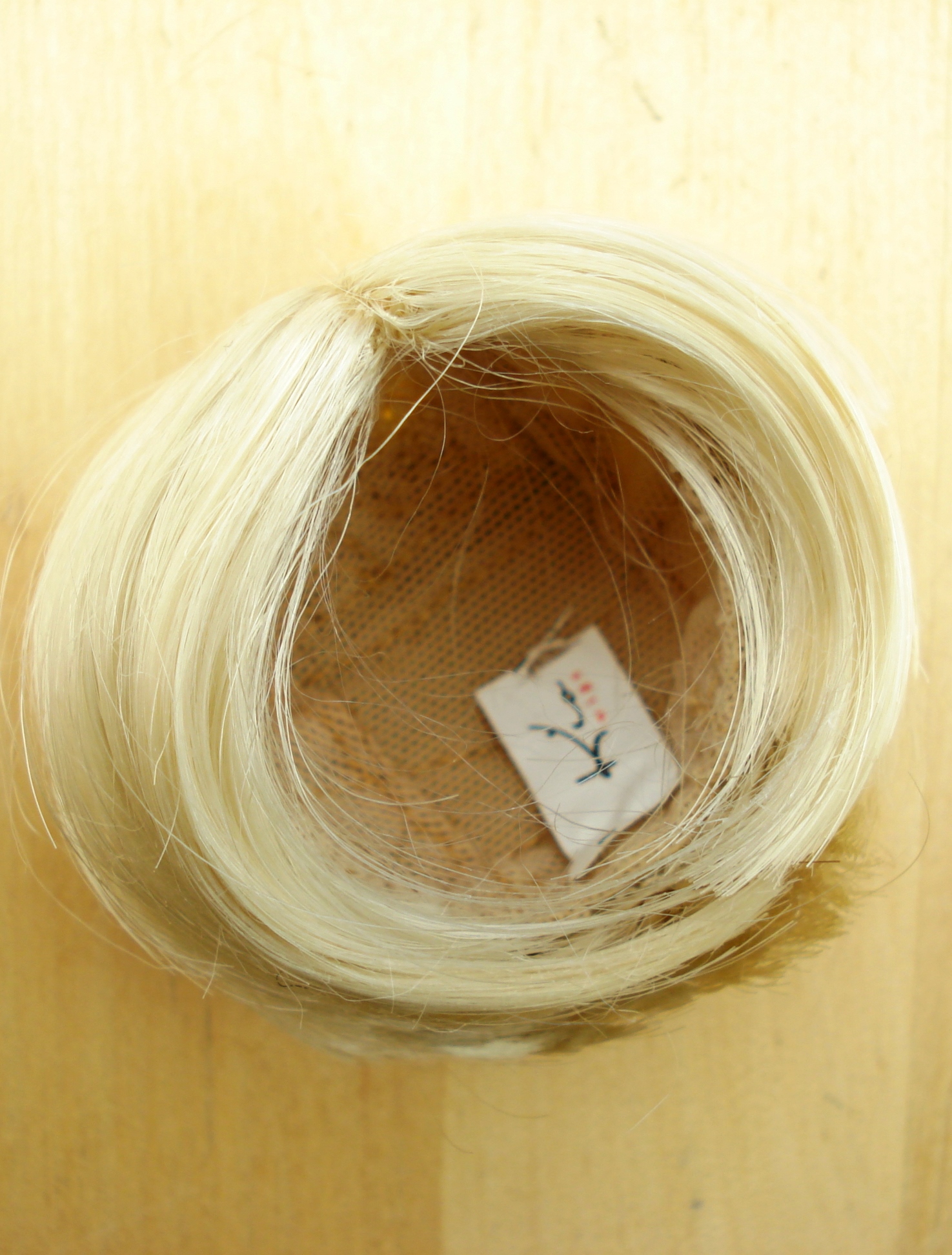PERRUQUE BLONDE COUPE AU CARRE  POUR POUPEE 39 CM