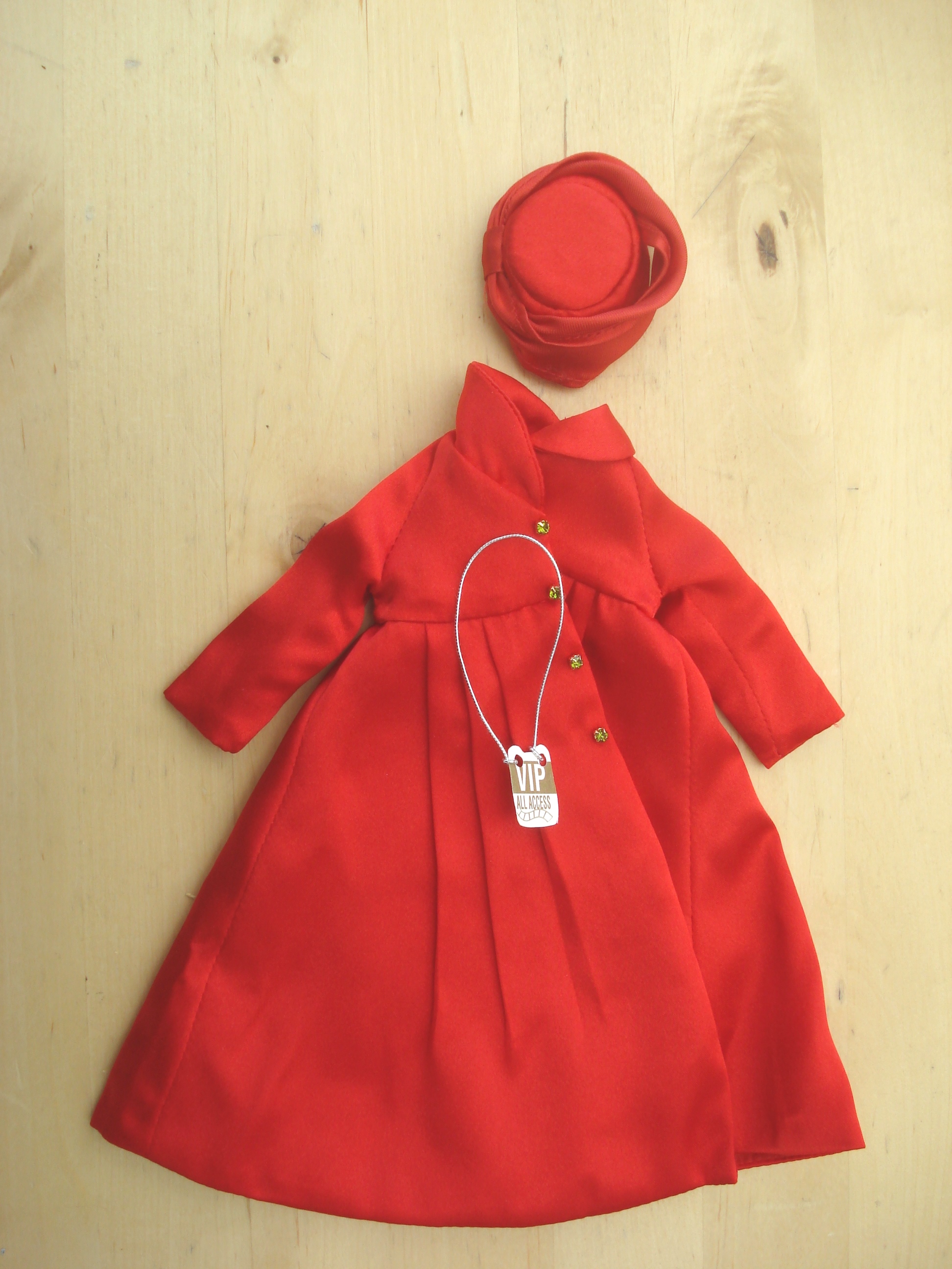 MANTEAU ET CHAPEAU ROUGE pour poupee FR