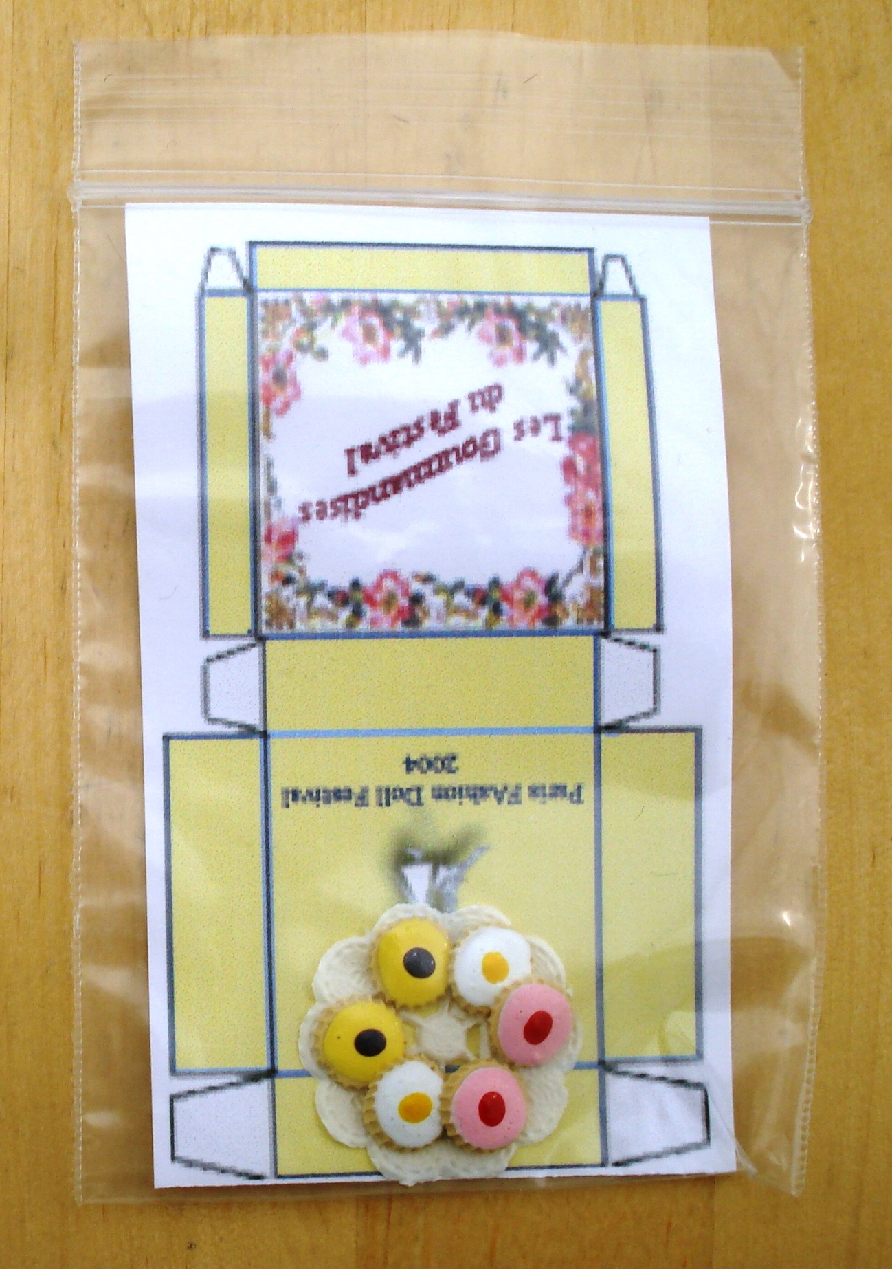 PETIT GATEAUX avec boite  gateau JAUNE