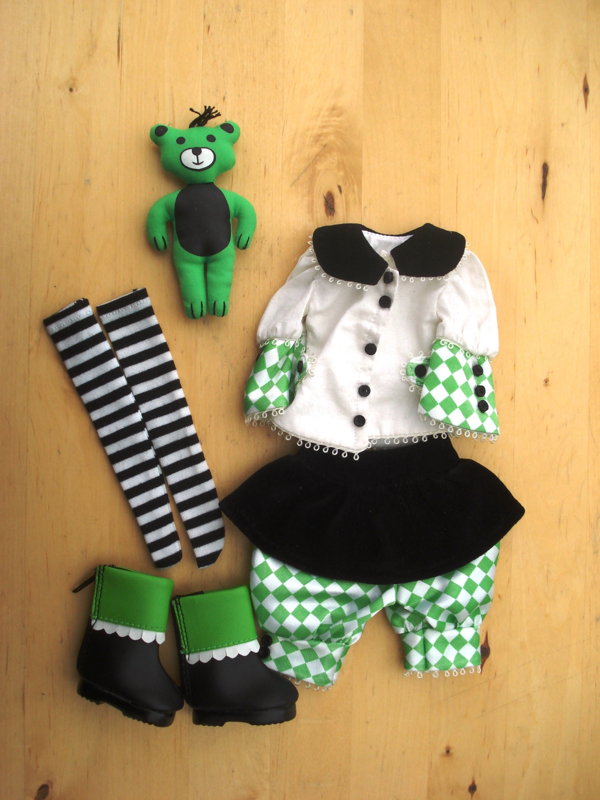 VETEMENT VERT BLANC ET NOIR pour  BUTTERFLY CHILD par GOODREAU