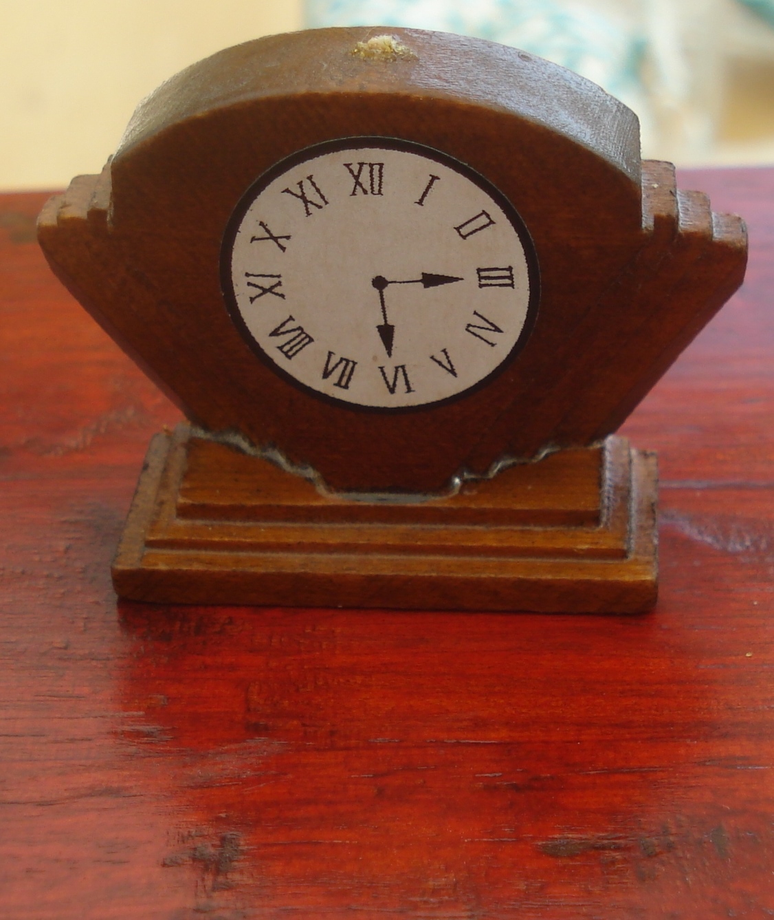 PETIT PENDULE EN BOIS  l'chelle des poupes
