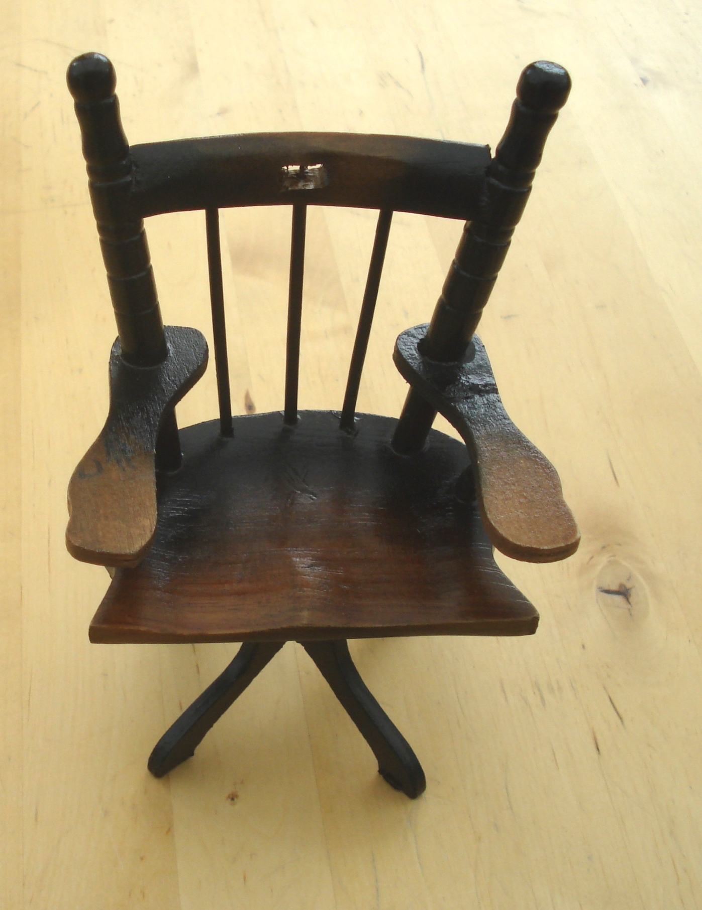 CHAISE EN BOIS A L'ECHELLE POUPEE 29 CM
