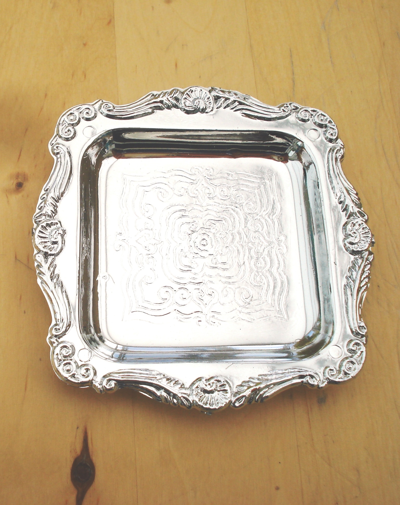 PLATEAU EN PLASTIQUE IMITATION ARGENT