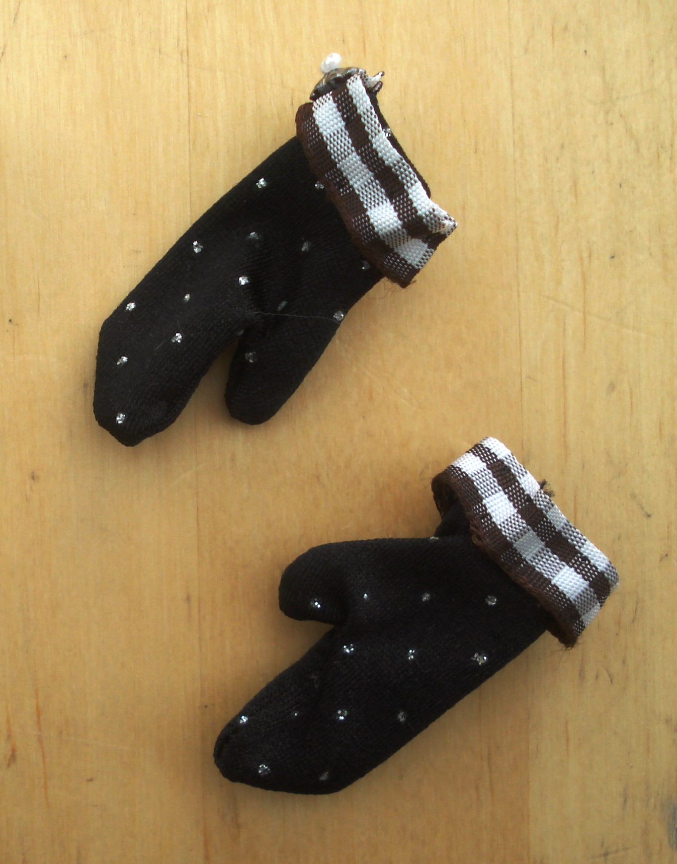 GANTS COURTS NOIRS  pour poupes 39 cm