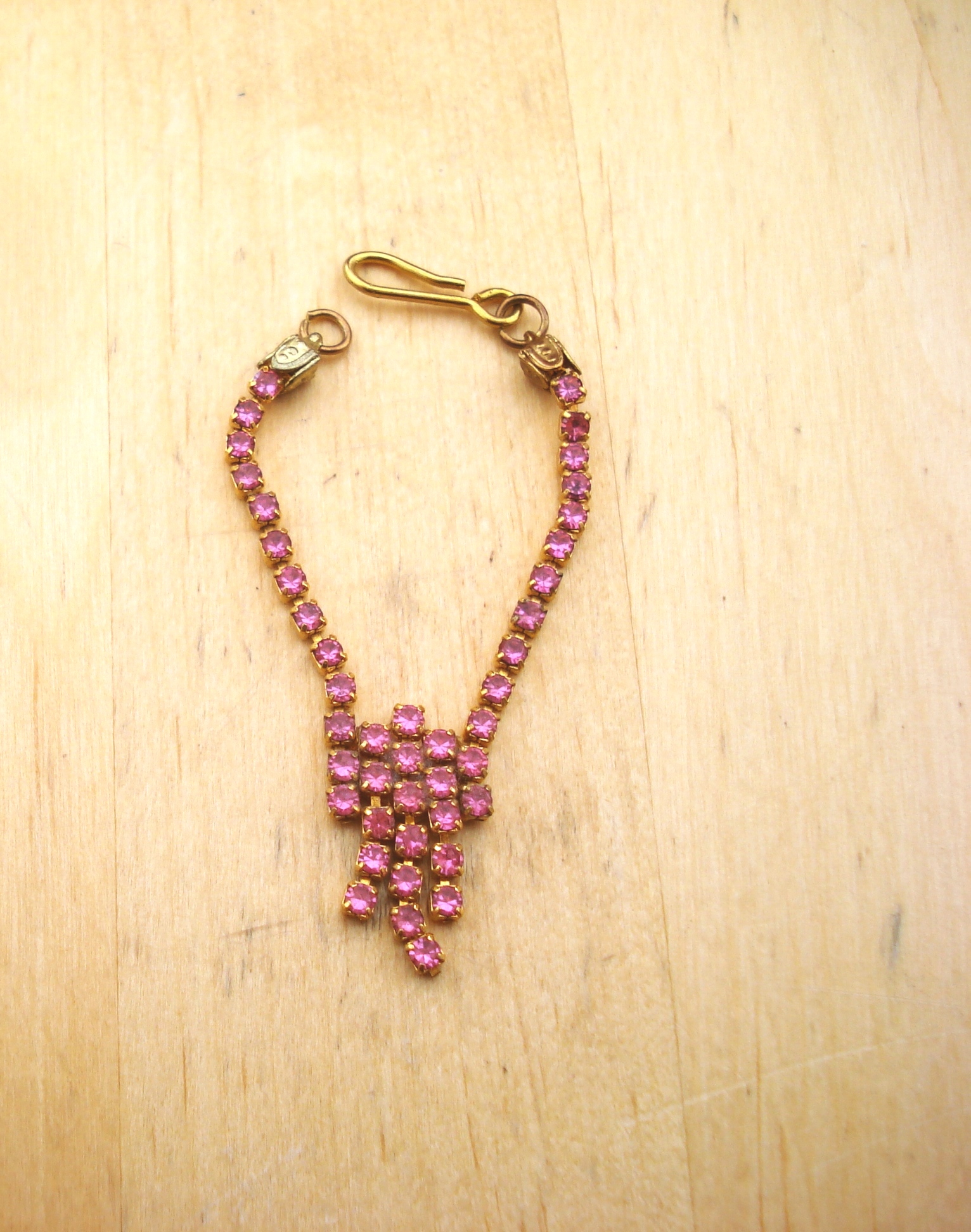 COLLIER EN STRASS ROSE  POUR POUPEE 39 CM