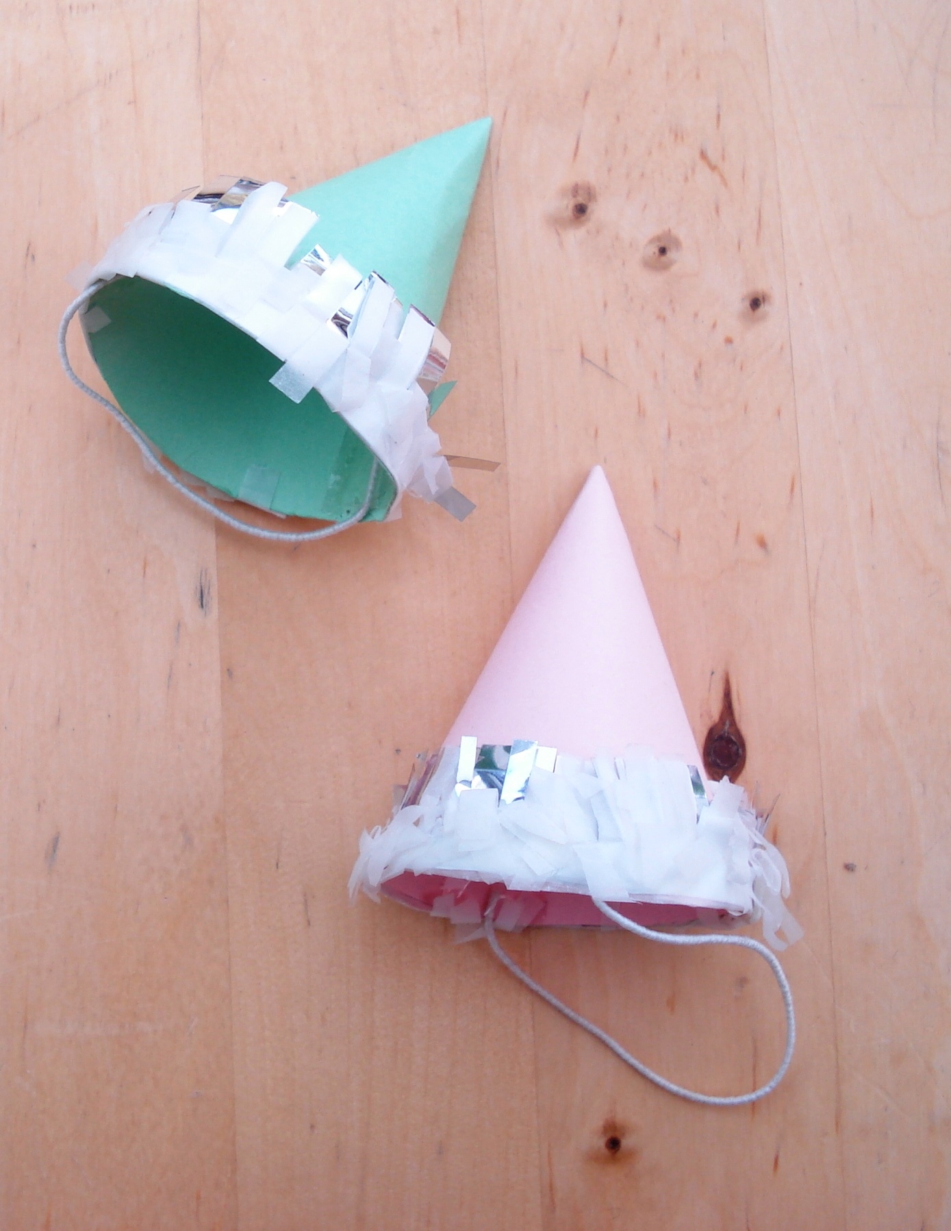 2 PETITS CHAPEAU DE FETES POINTU POUR GENE