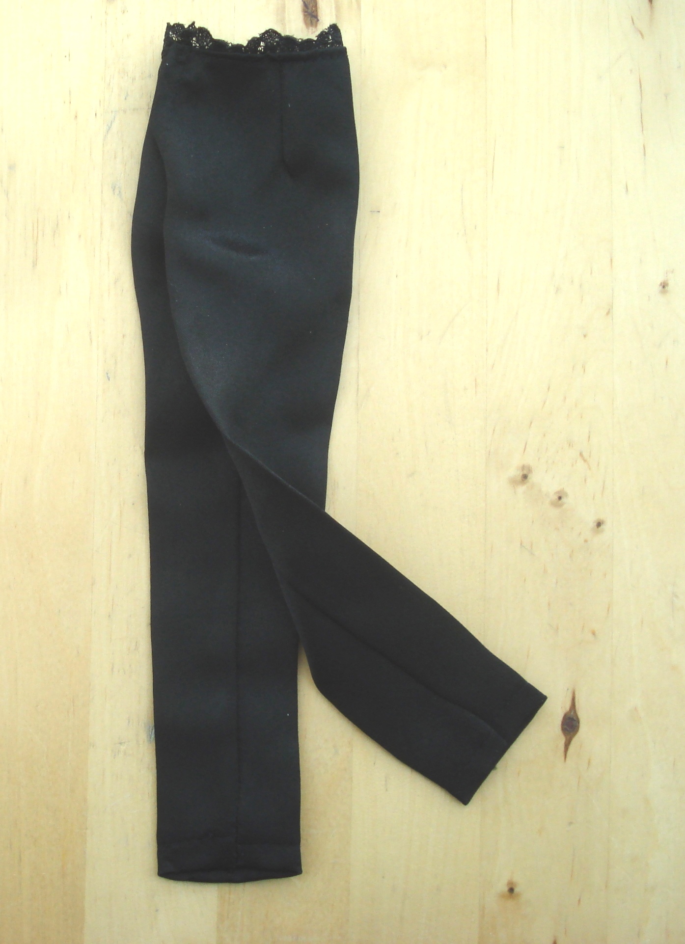 PANTALON NOIR EN SATIN POUR GENE