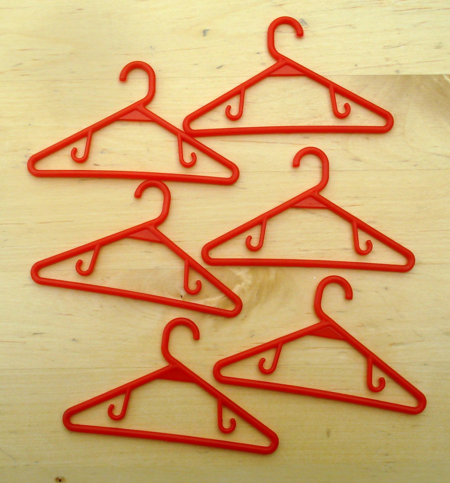 6 CINTRES ROUGES A L'ECHELLE DE POUPEES 29 cm BARBIE ETC