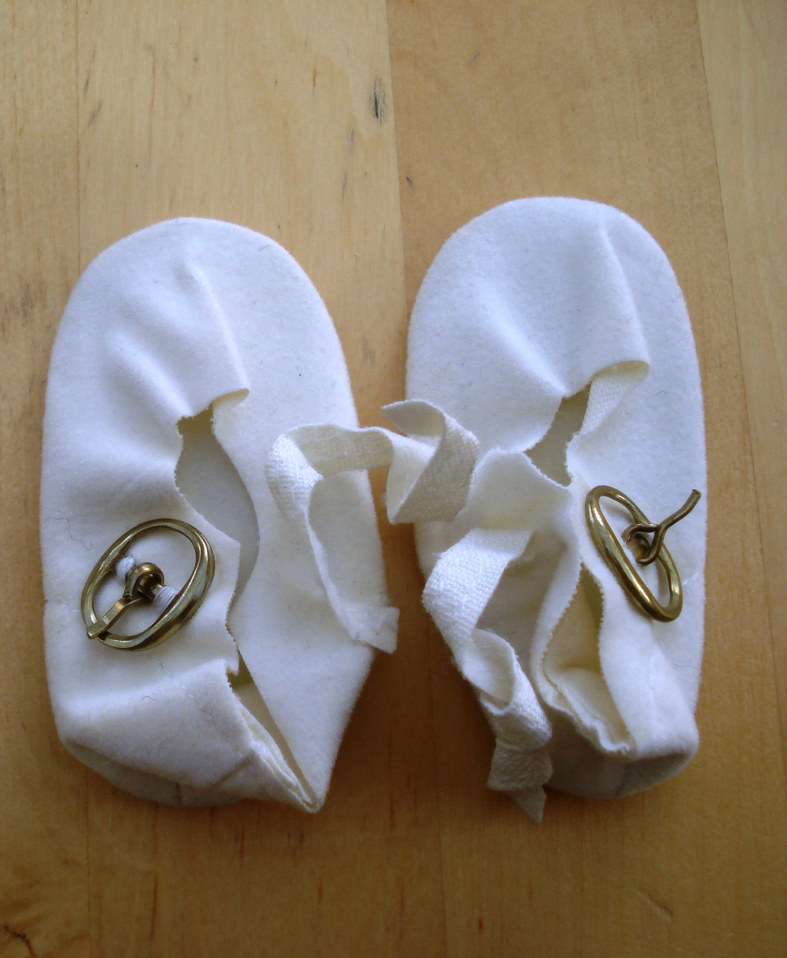 CHAUSSURES BLANCHES EN TOILE  POUR POUPEES