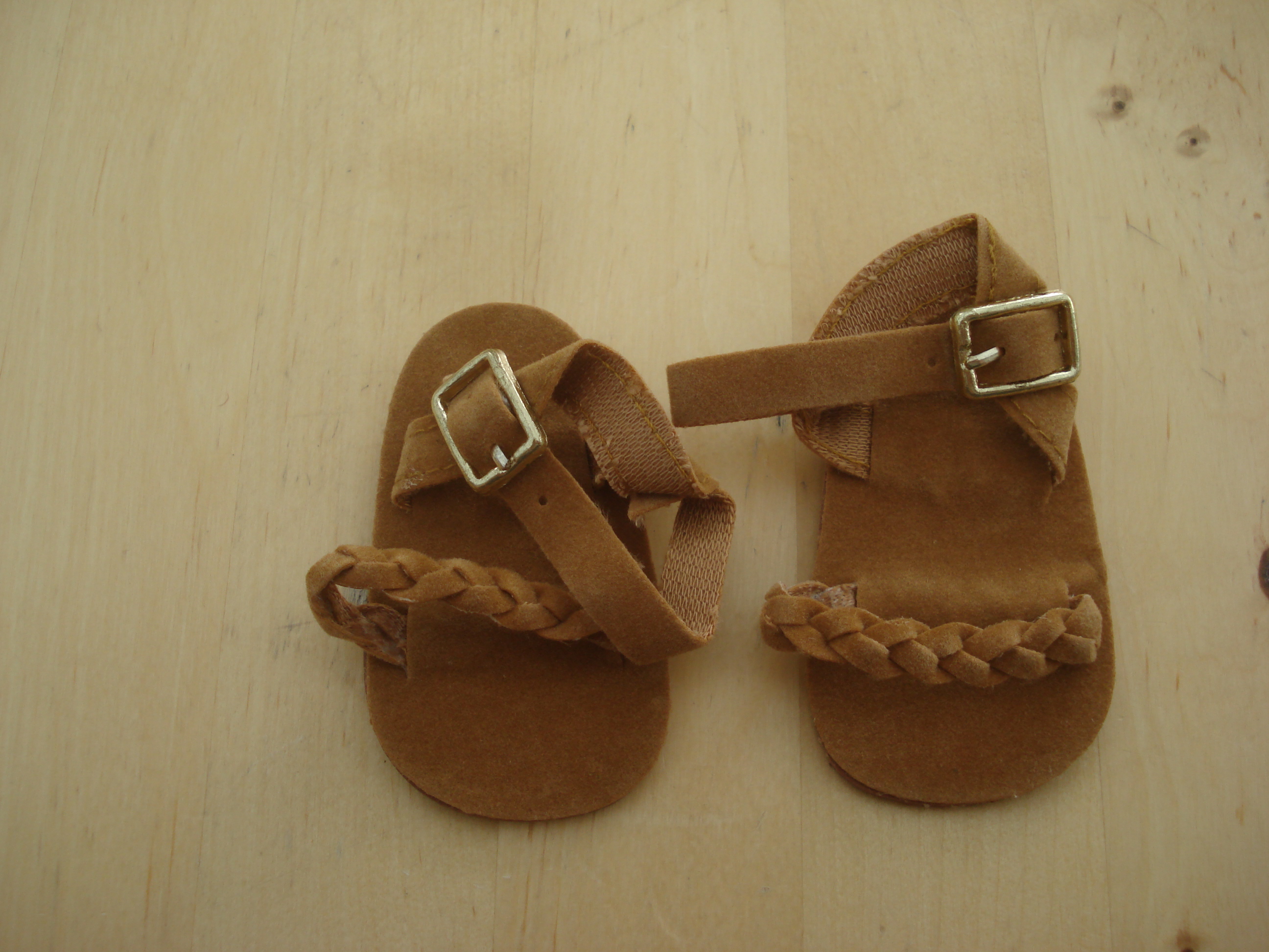 CHAUSSURES SANDALS EN DAIM MARRON  POUR POUPEES