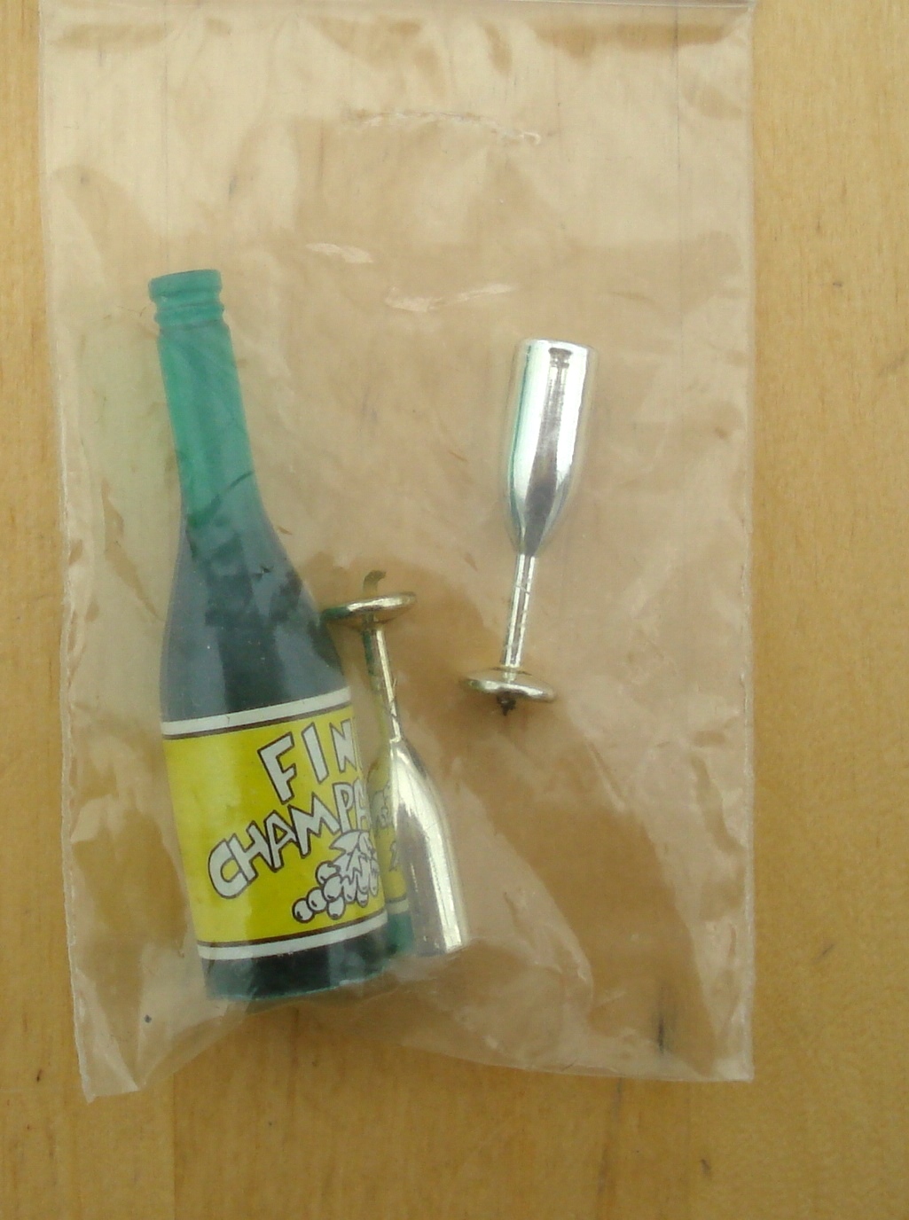 1 CHAMPAGNE ET 2 FLUTES EN METAL  l'chelle des poupes 29 cm