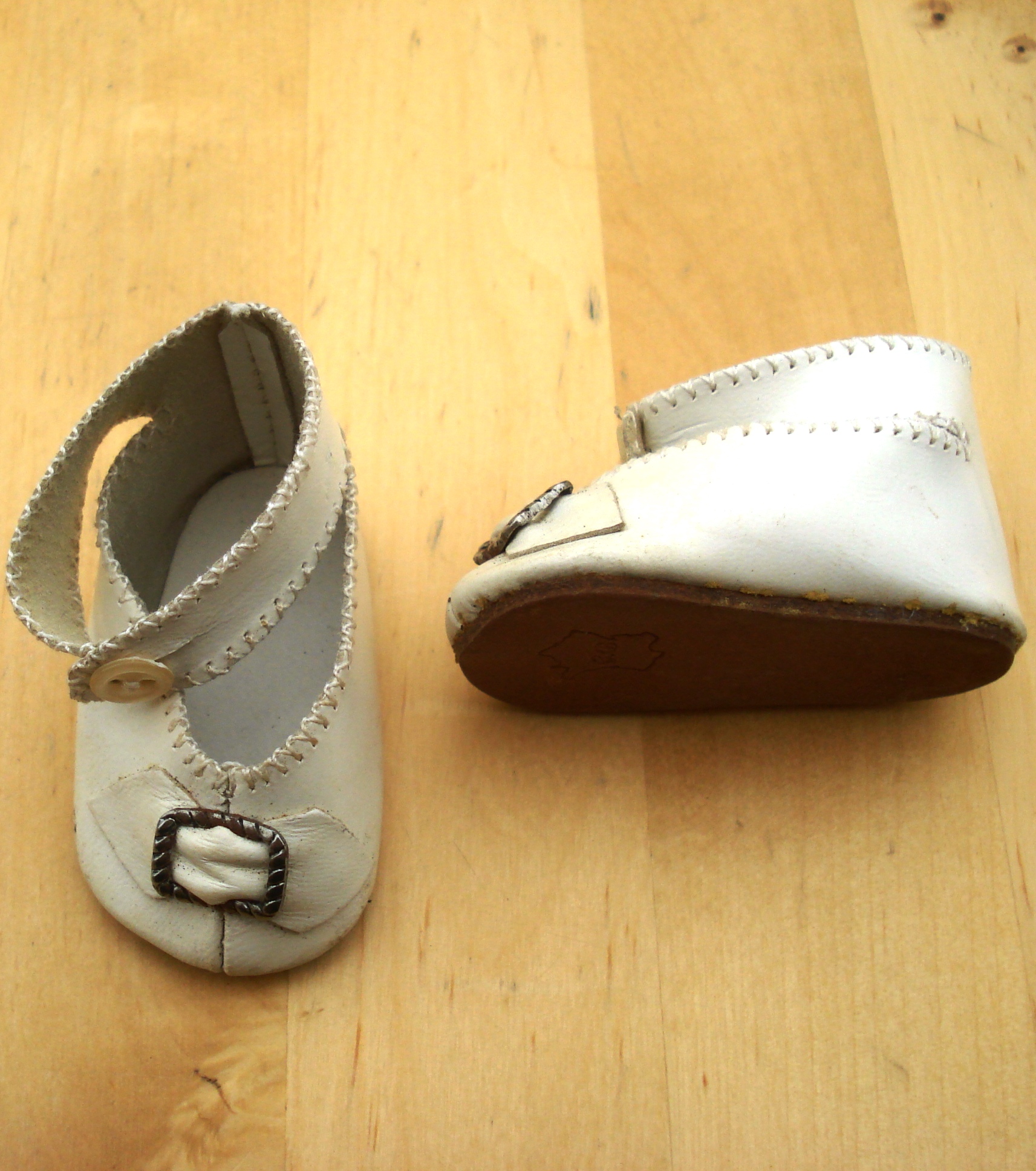 PAIRE DE CHAUSSURES BLANCHES ANCIENNES POUR POUPEE ANCIENNE