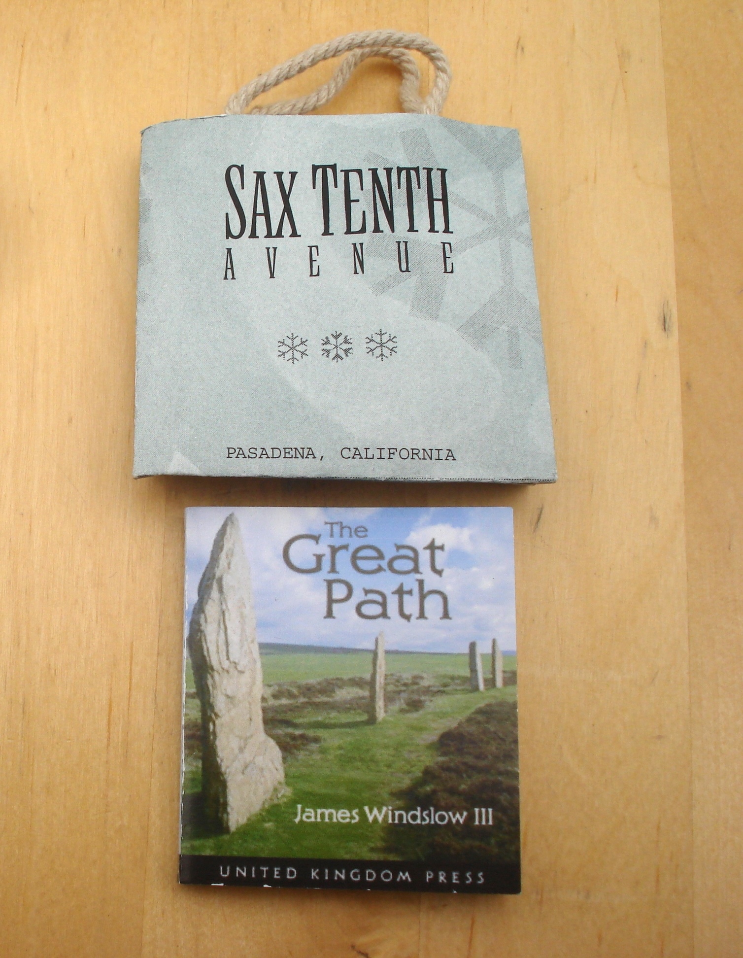 MINI LIVRE  THE GREAT PATH avec son sac du magasin SAX