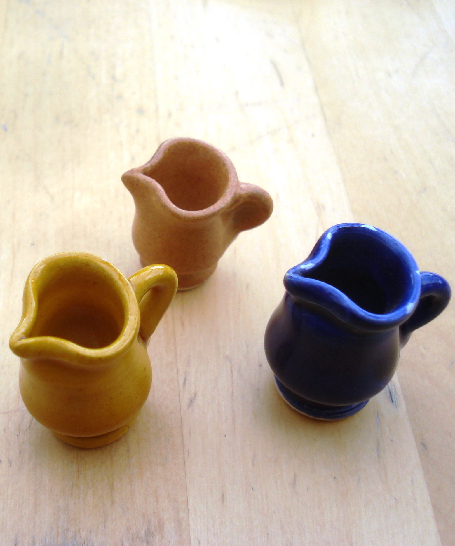 3 PICHETS EN TERRE CUITE  l'chelle de poupes 29/39 cm
