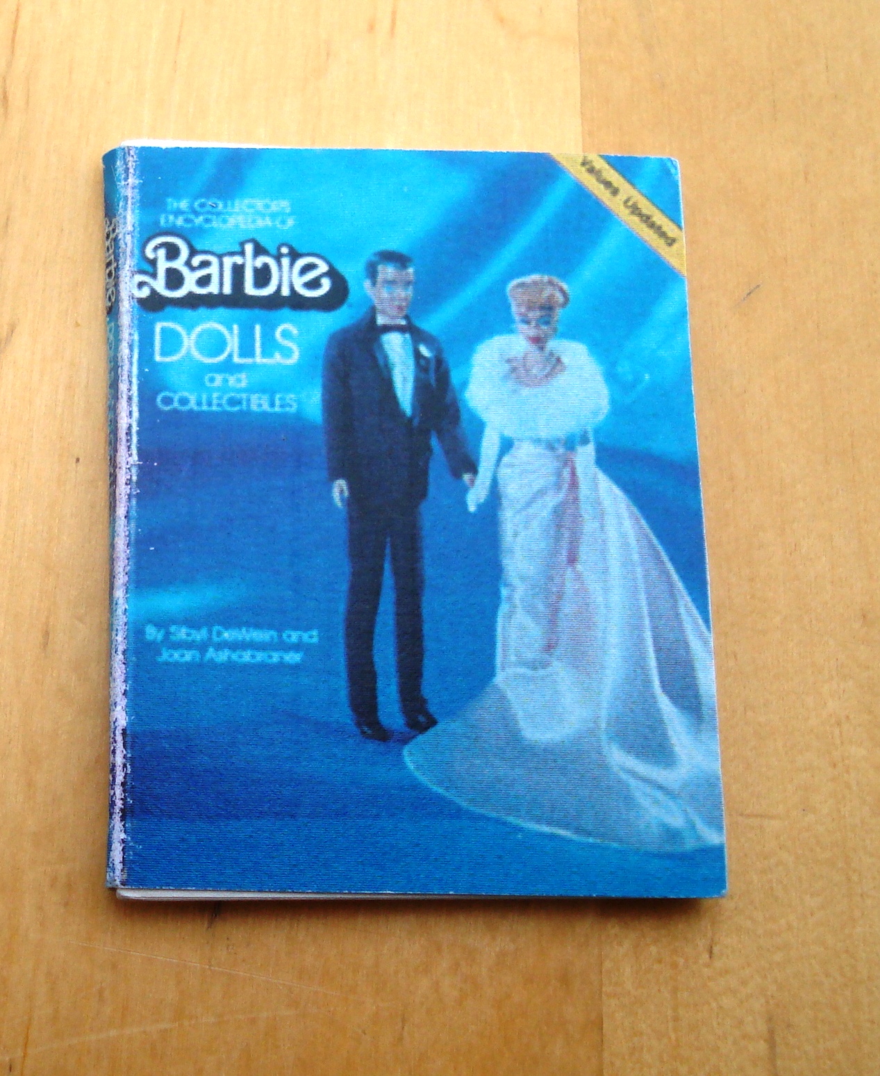 MINI LIVRE DE COLLECTION 'BARBIE DOLLS'  l'chelle Barbie