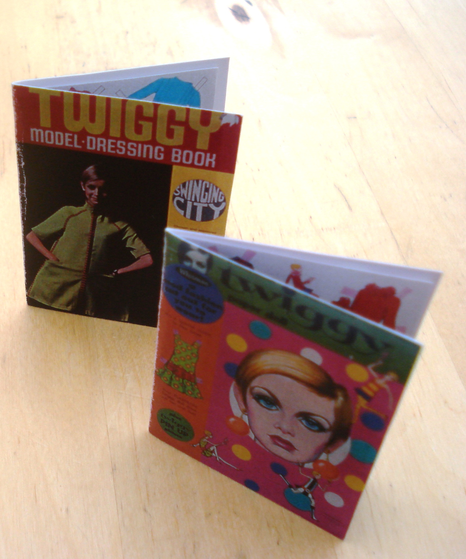 2 MINI LIVRE DE COLLECTION 'PAPER DOLL TWIGGY'  l'chelle Barbi