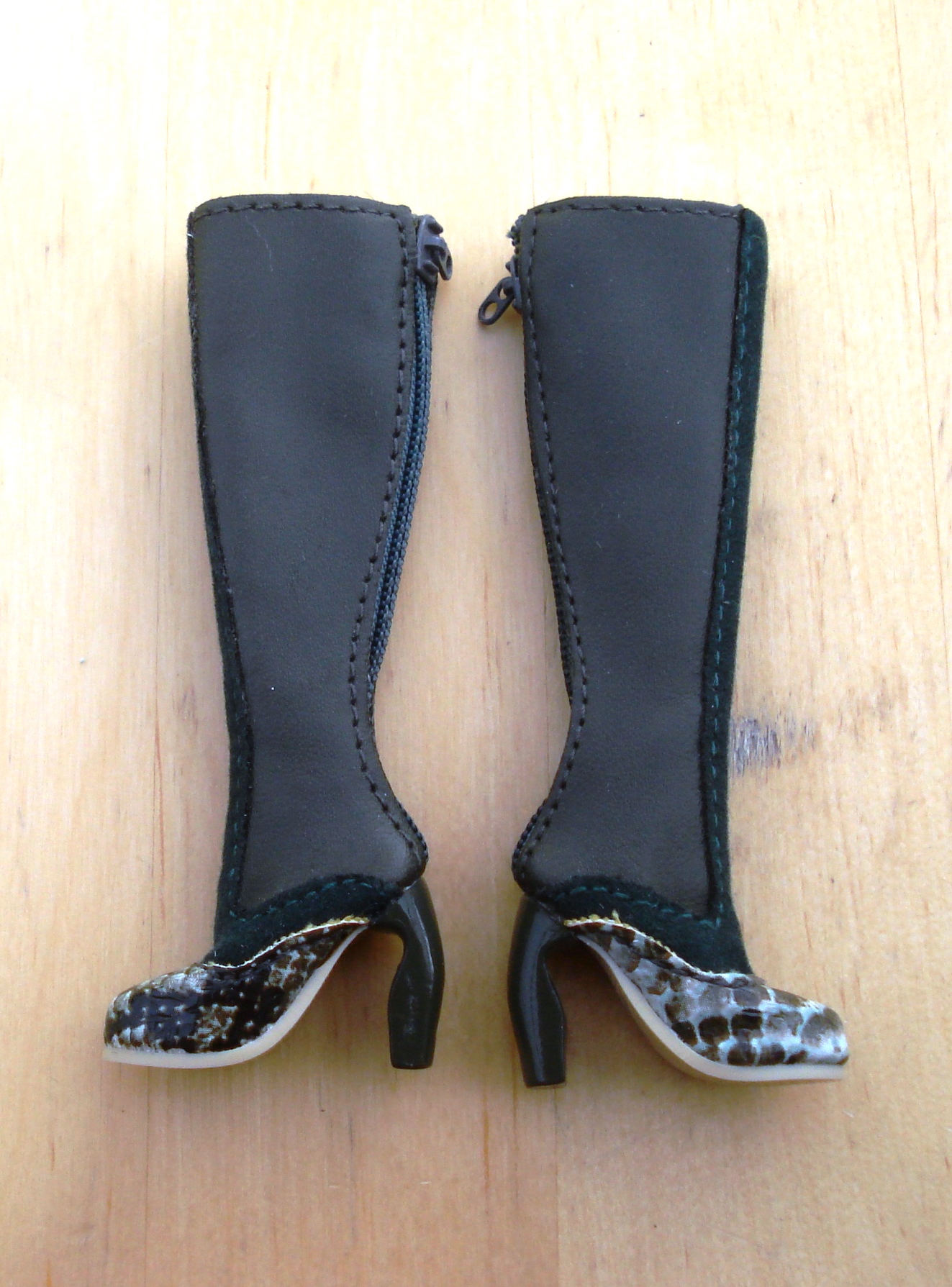 1 PAIRE DE BOTTES  NOIRES POUR POUPEE 29 CM