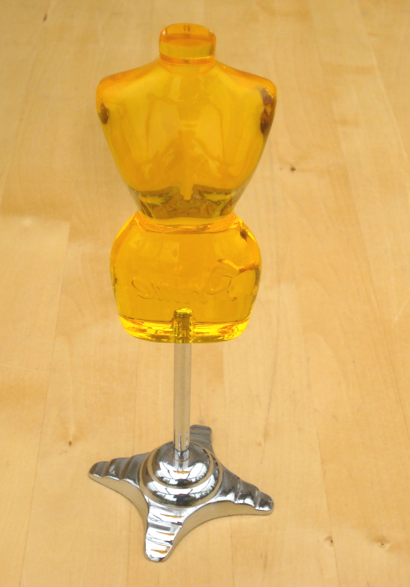MANNEQUIN JAUNE EN METAL ET VERRE   l'chelle de poupe 29 /30