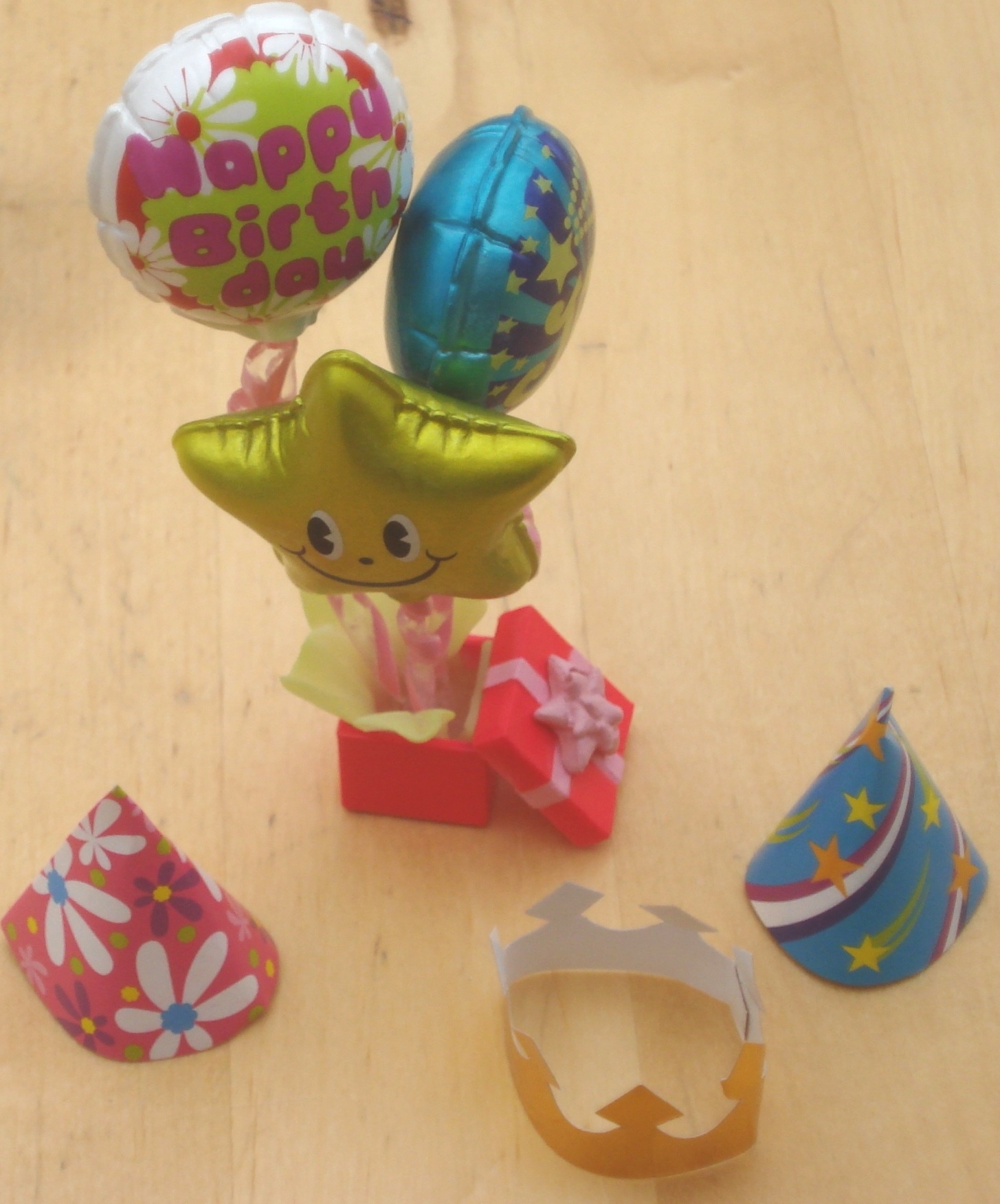 ENSEMBLE  HAPPY BIRTHDAY  l'chelle des poupes 29 cm