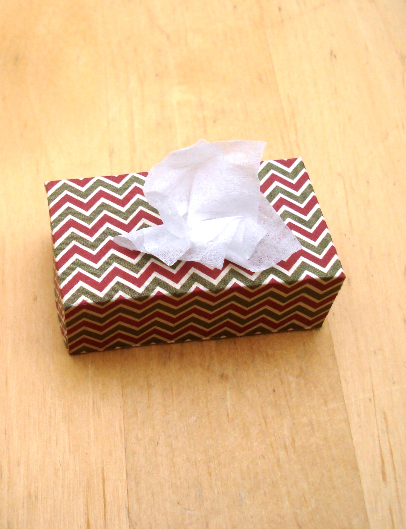 BOITE DE MOUCHOIRS EN PAPIER  l'chelle des poupes 39 cm