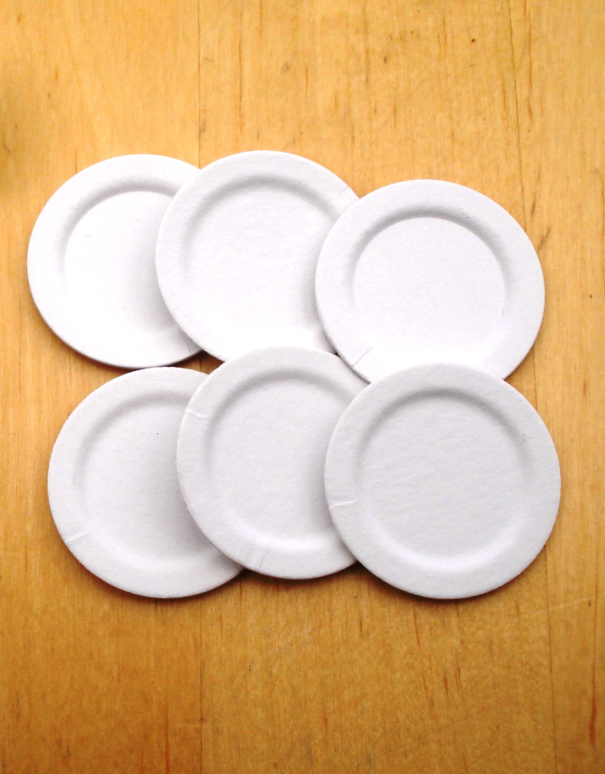 6 ASSIETTTES EN CARTON  l'chelle poupes 29/39 cm