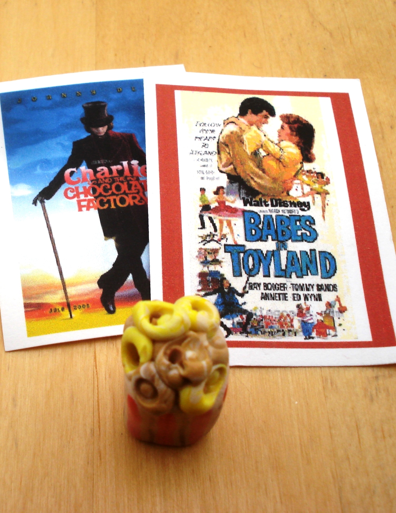 CORNET DE POPCORN ET 2 MINI AFFICHES CINEMA