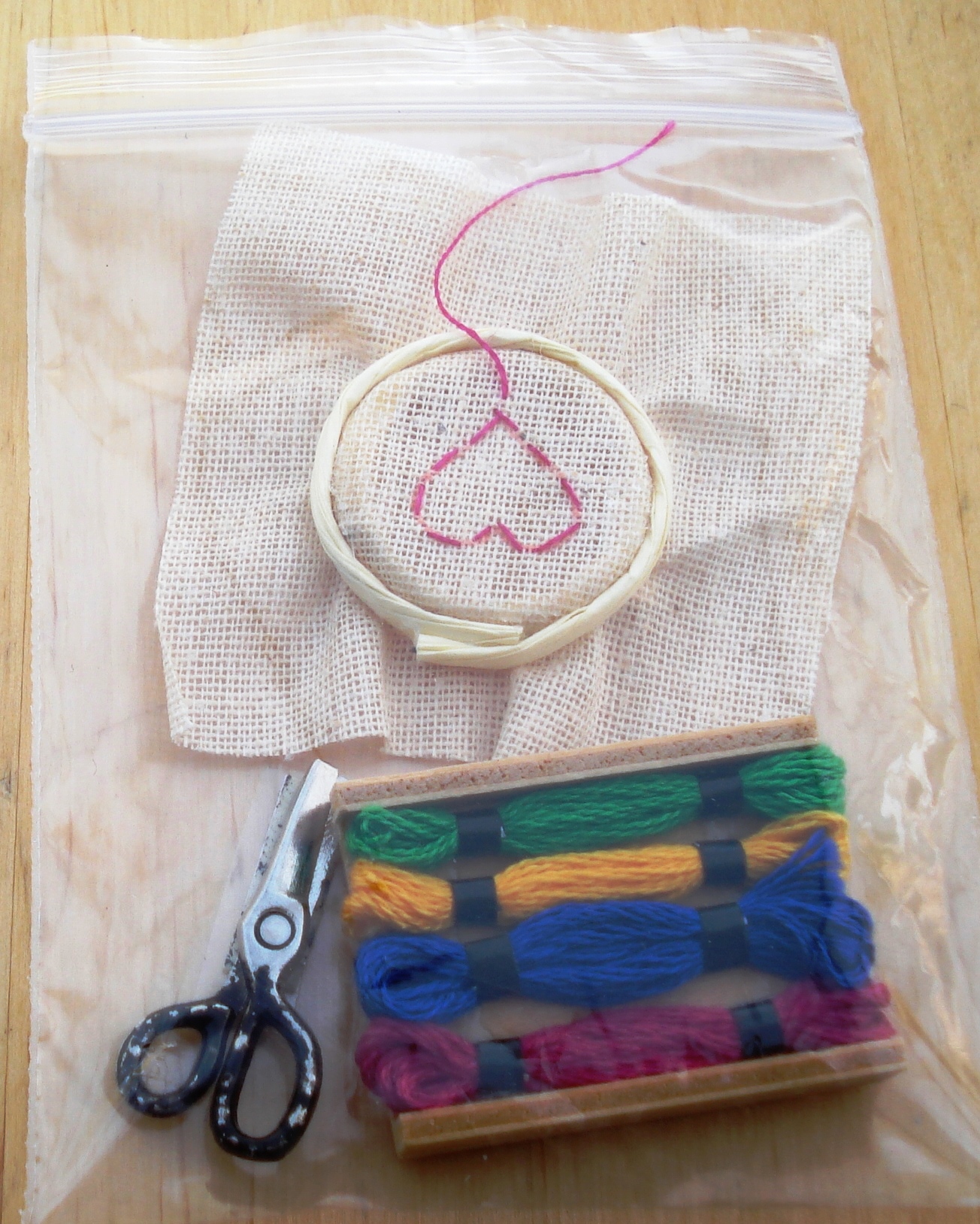 MINI ENSEMBLE BRODERIE DECORATIFS chelle TYLER ET POUPEES DE 39