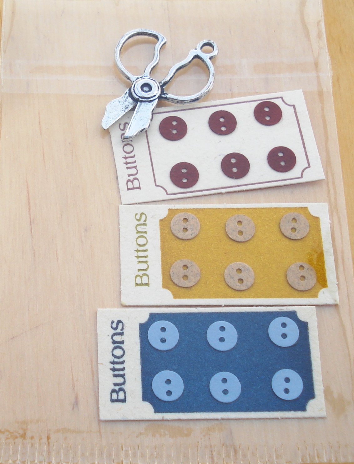3 CARTONS DE BOUTONS DECORATIFS et ciseaux  l' chelle de poup