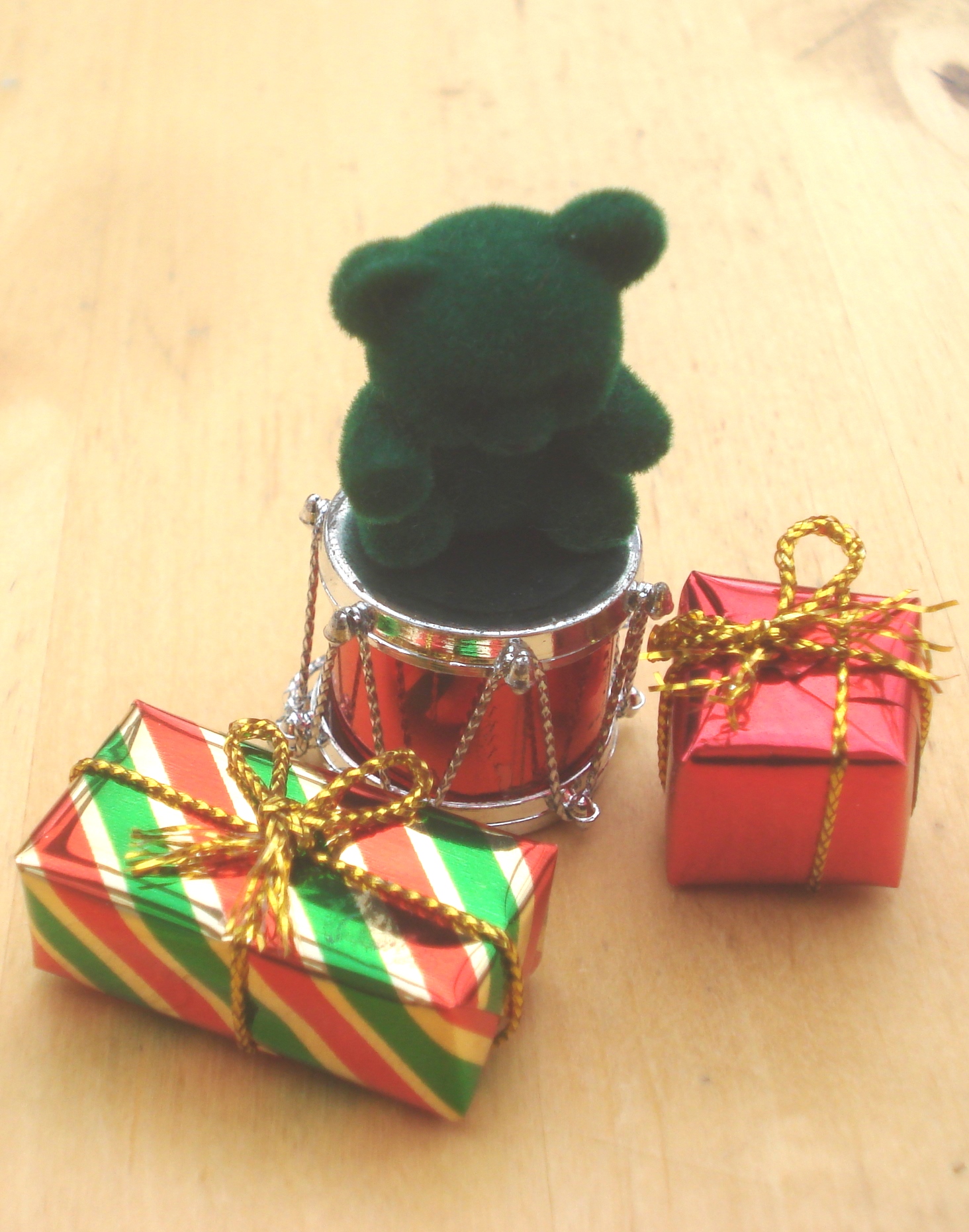 ENSEMBLE PETIT OURS VERT FONCE, TAMBOUR ET 2 CADEAUX