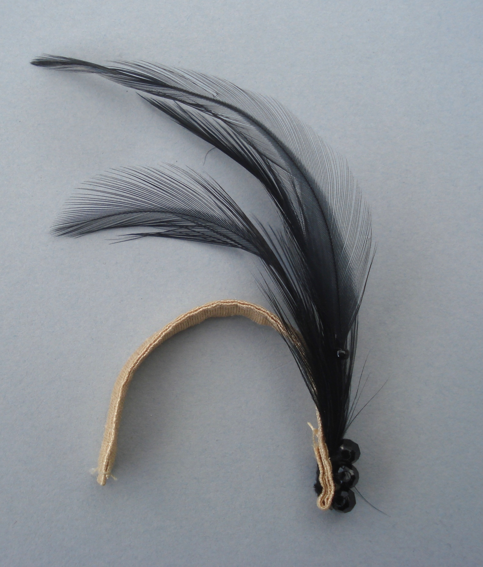 SERRE TETE / CHAPEAU  plumes pour poupe INTEGRITY 29 cm