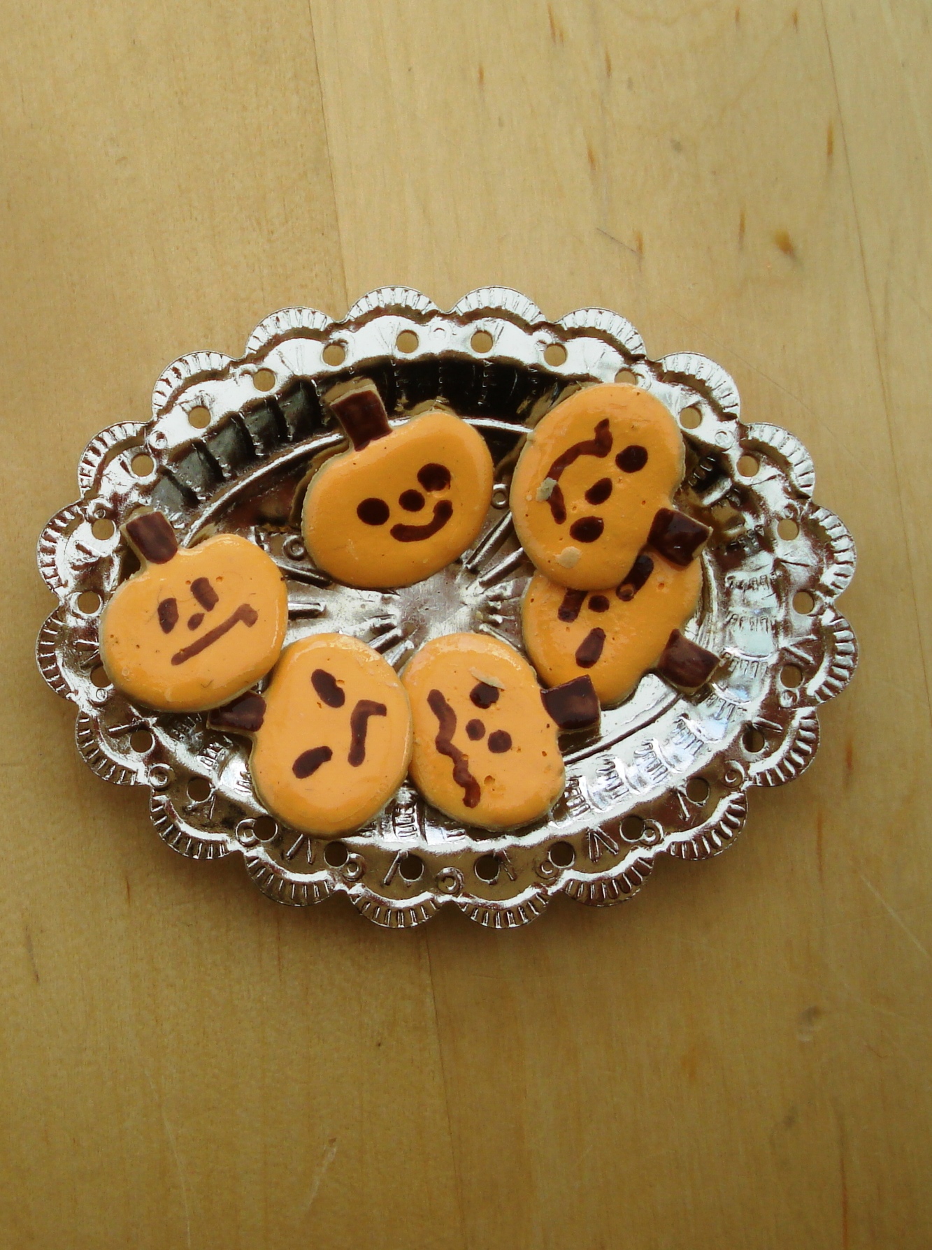 ASSIETTE DE PETITS GATEAUX  CITROUILLE  l' chelle 29 /39 cm