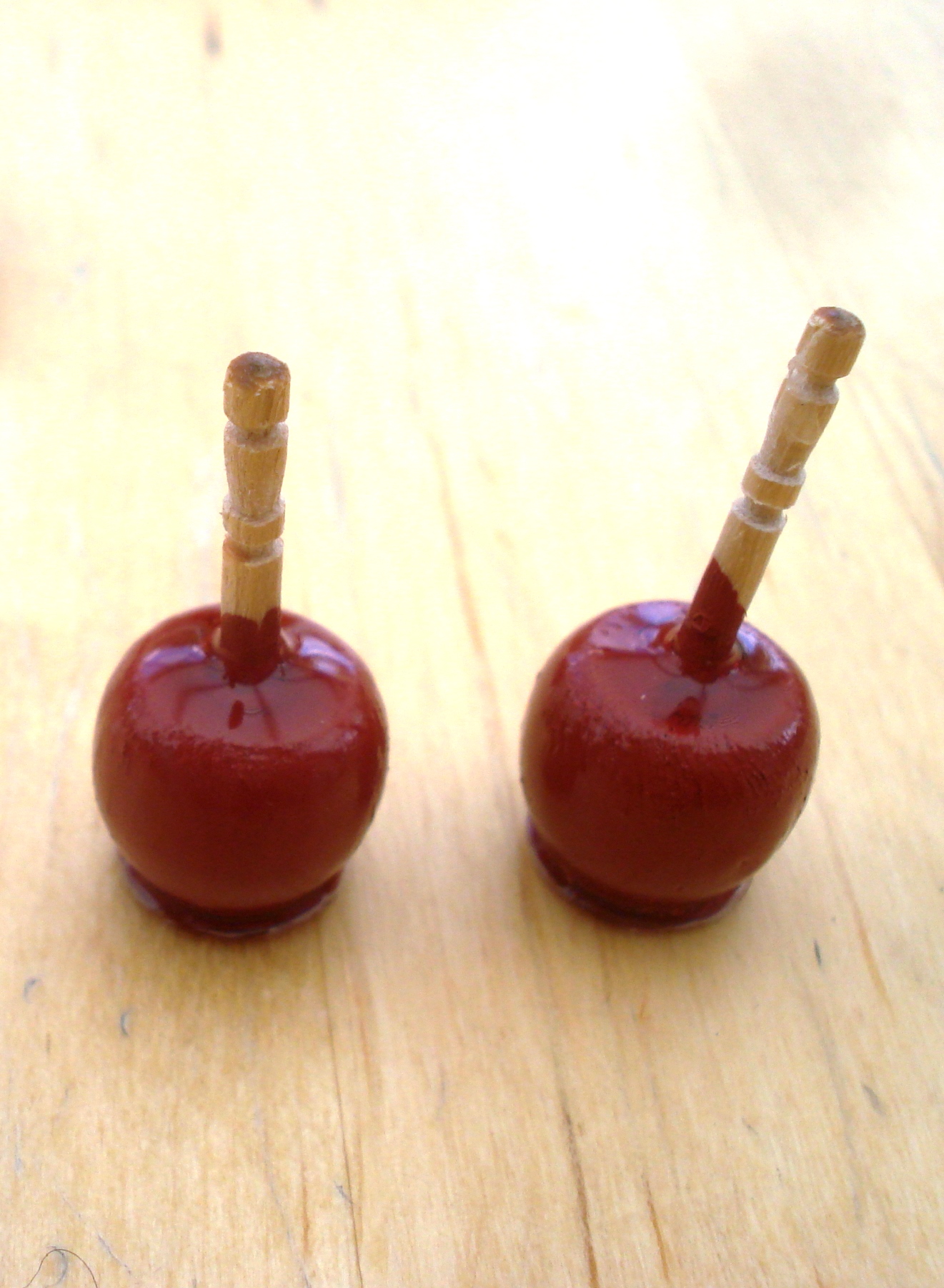 2 pommes d'amour caramel rouge  l'chelle des poupes 29 cm