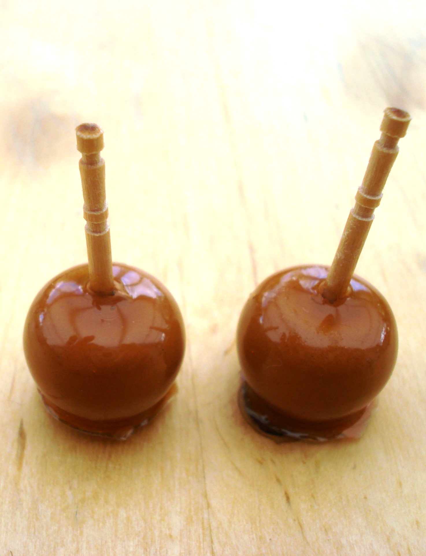 2 pommes d'amour au caramel à l'échelle des poupées 39 cm