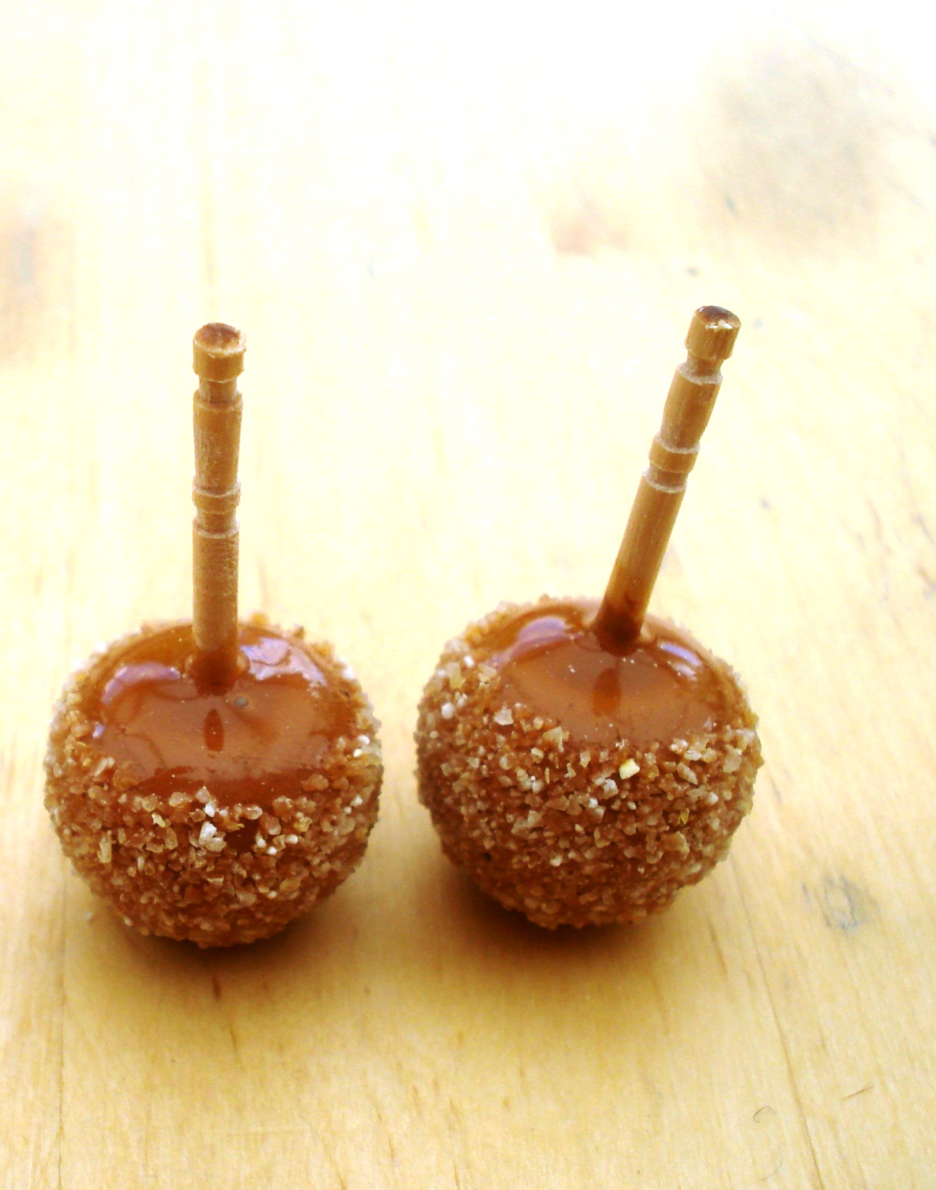 2 pommes d'amour caramel au sucre  l'chelle des poupes 39 cm