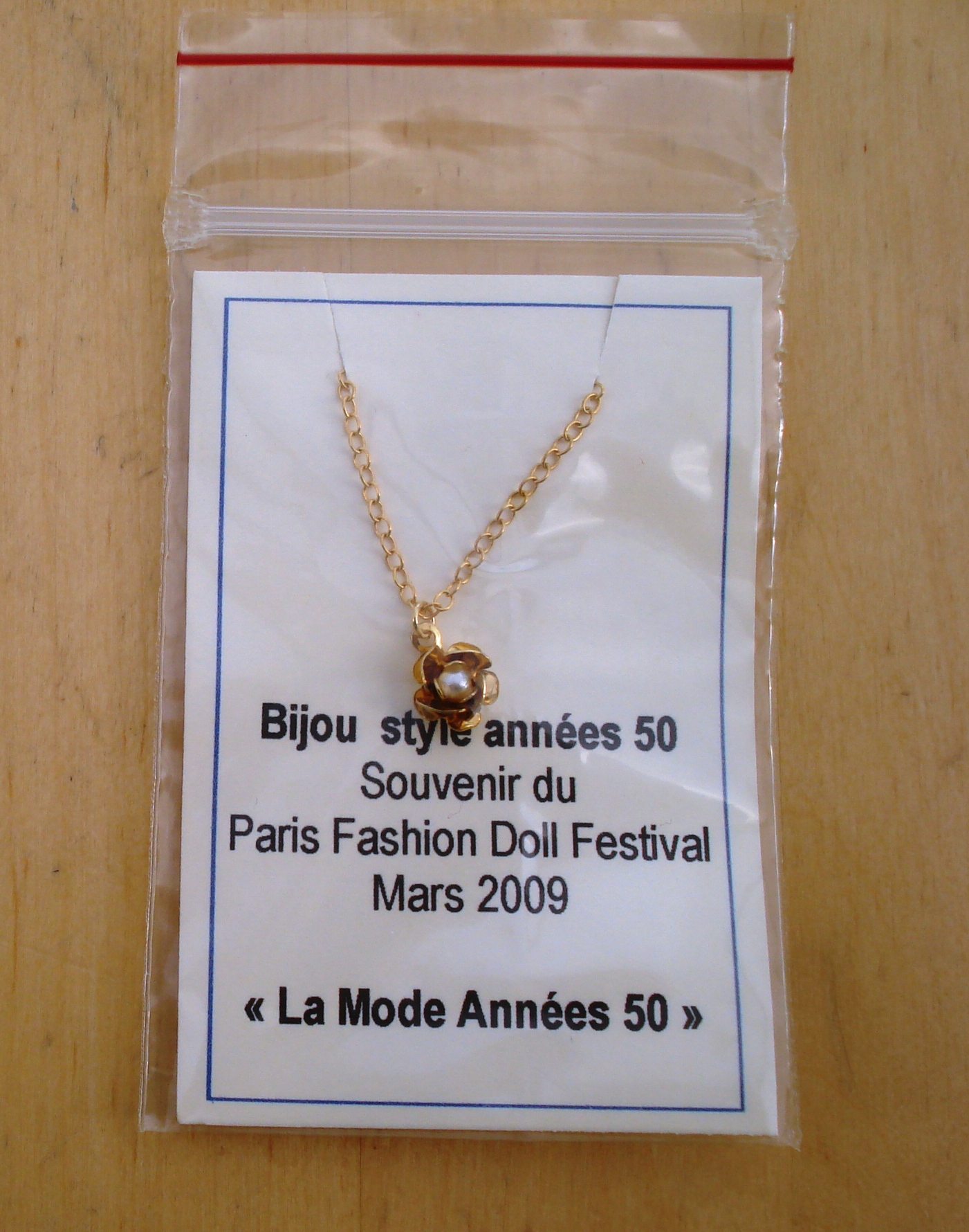 COLLIER STYLE ANNEE 50 REF 2  pour poupes TYLER/ GENE 39 cm
