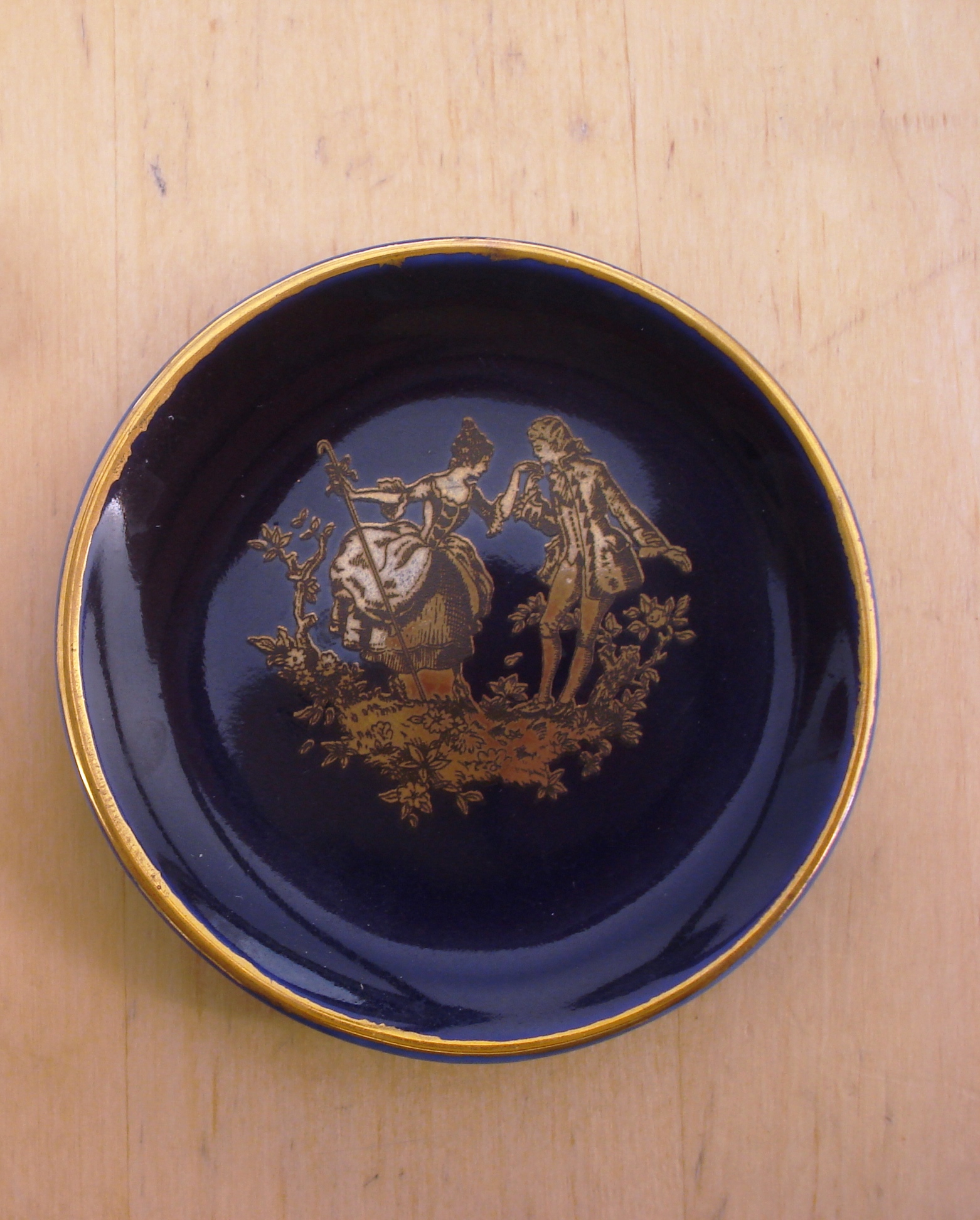 ASSIETTE EN PORCELAINE STYLE LOUIS XV  POUR  POUPEES  39 CM