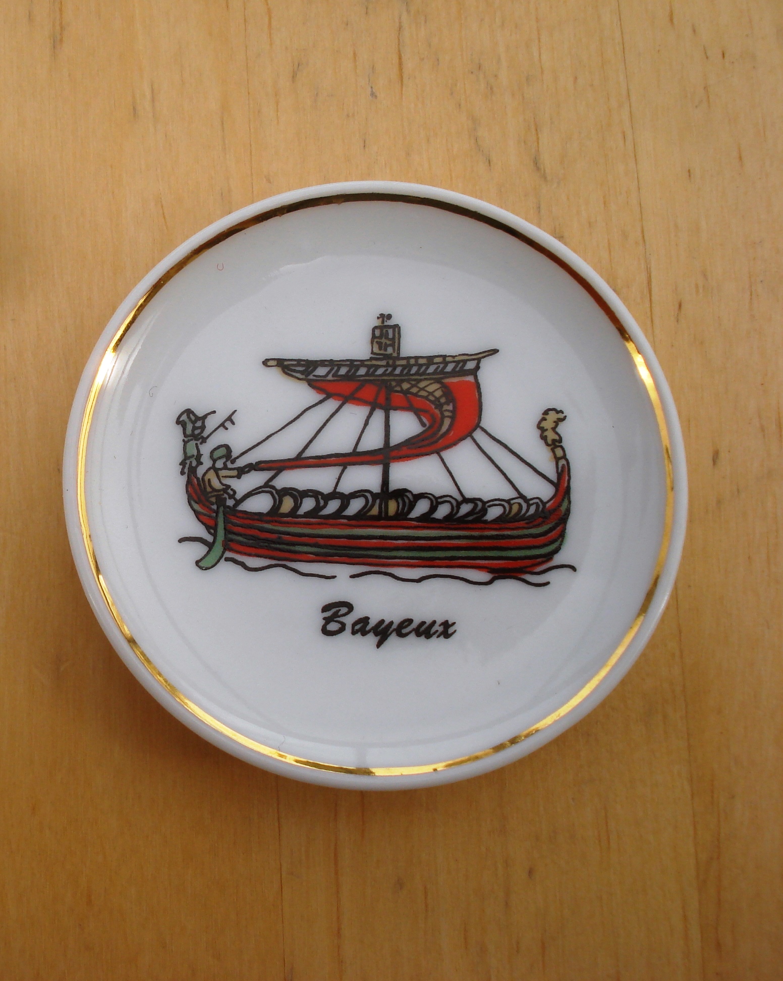 ASSIETTE EN PORCELAINE "BAYEUX" POUR  POUPEES  39 CM