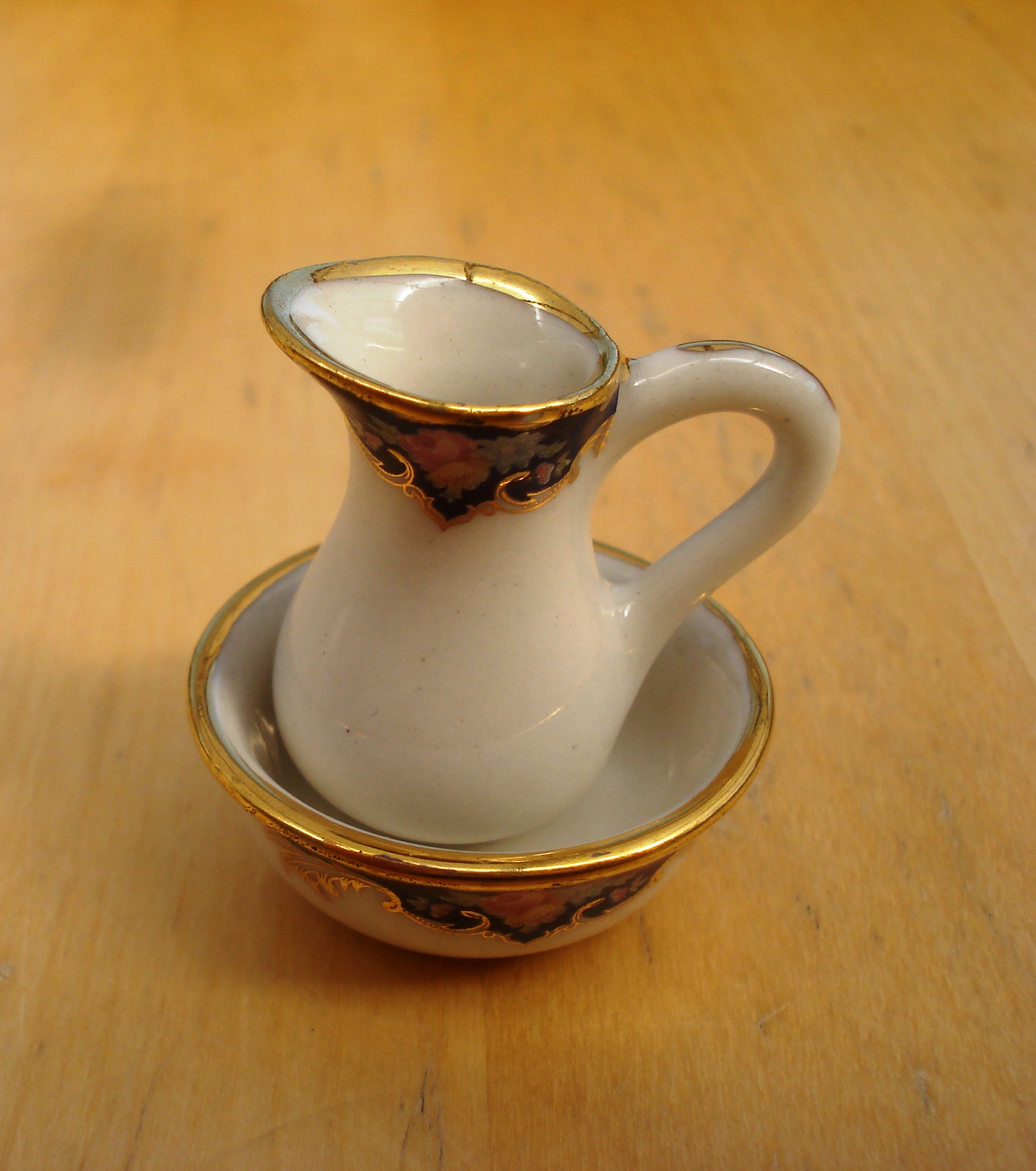 POT A EAU ET CUVETTE EN PORCELAINE BLANCE dcor  chelle poup