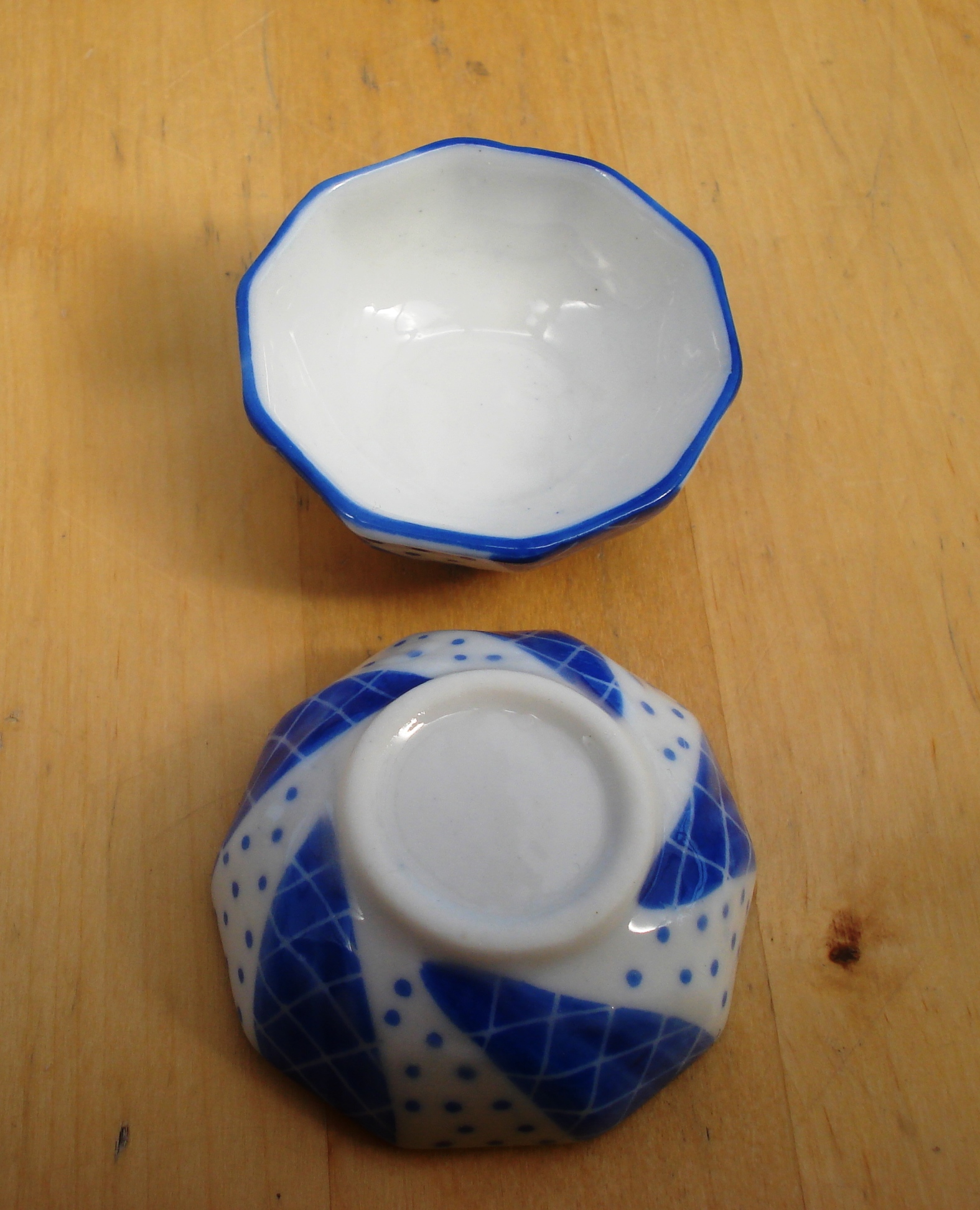 2 SALADIERS EN PORCHELAINE BLEU DECORE   l'chelle des poupes