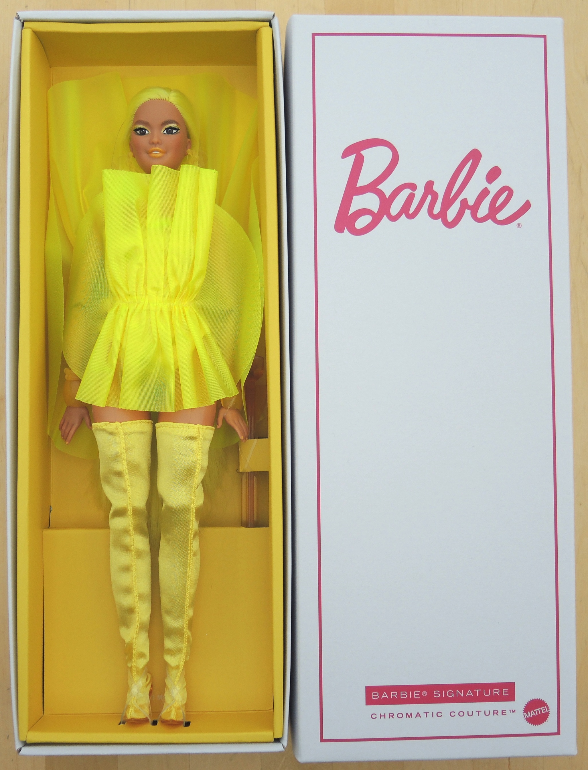 RARE Poupe BARBIE CHROMATIC COUTURE " JAUNE "