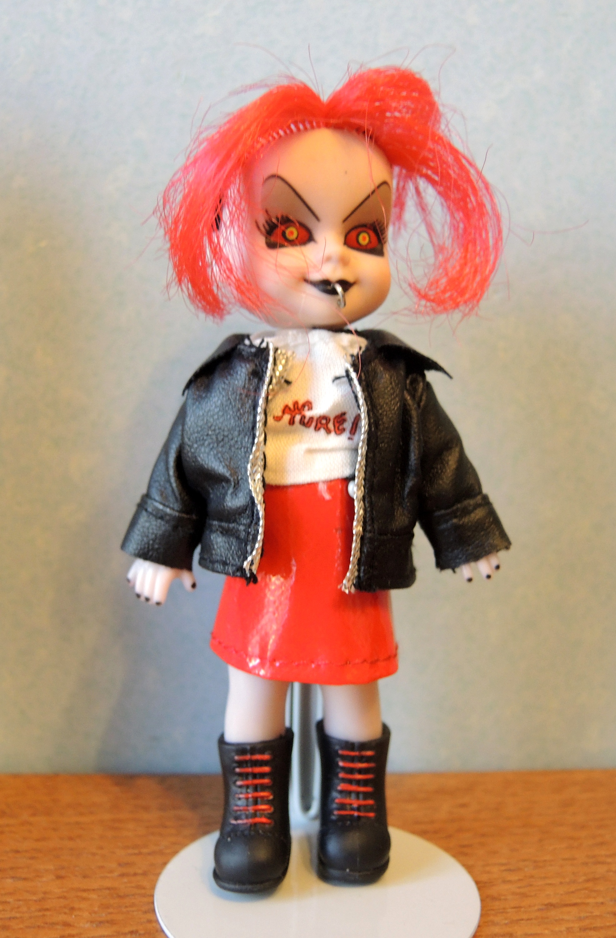 PETITE POUPEE GOTHIQUE  HALLOWEEN 6  par LIVING DEAD