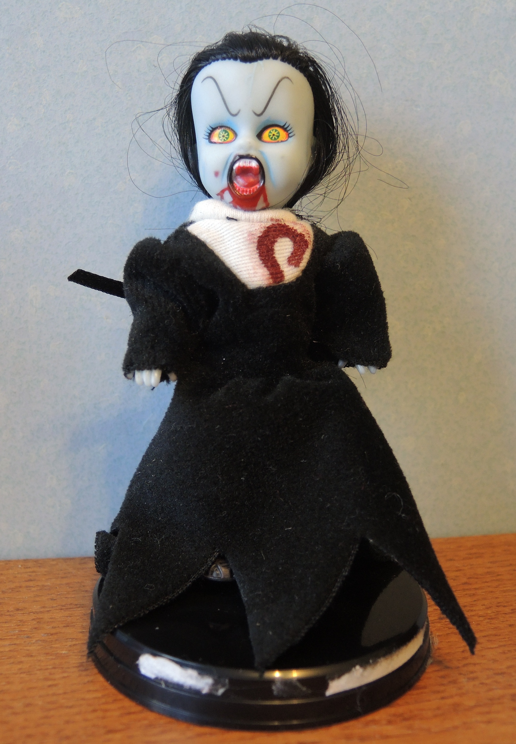 PETITE POUPEE  GOTHIQUE HALLOWEEN 2  par LIVING DEAD