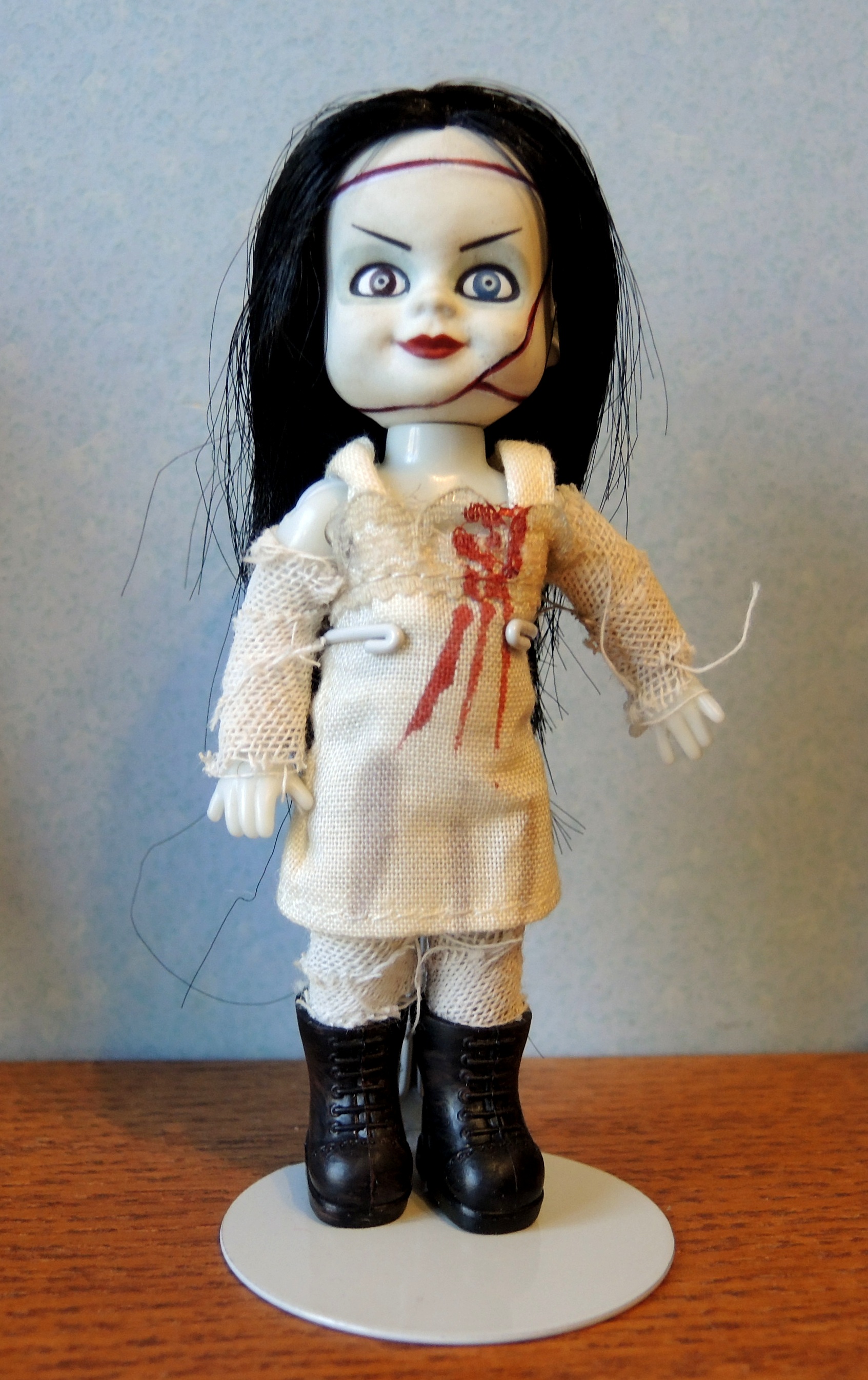 PETITE POUPEE  GOTHIQUE HALLOWEEN 5  par LIVING DEAD