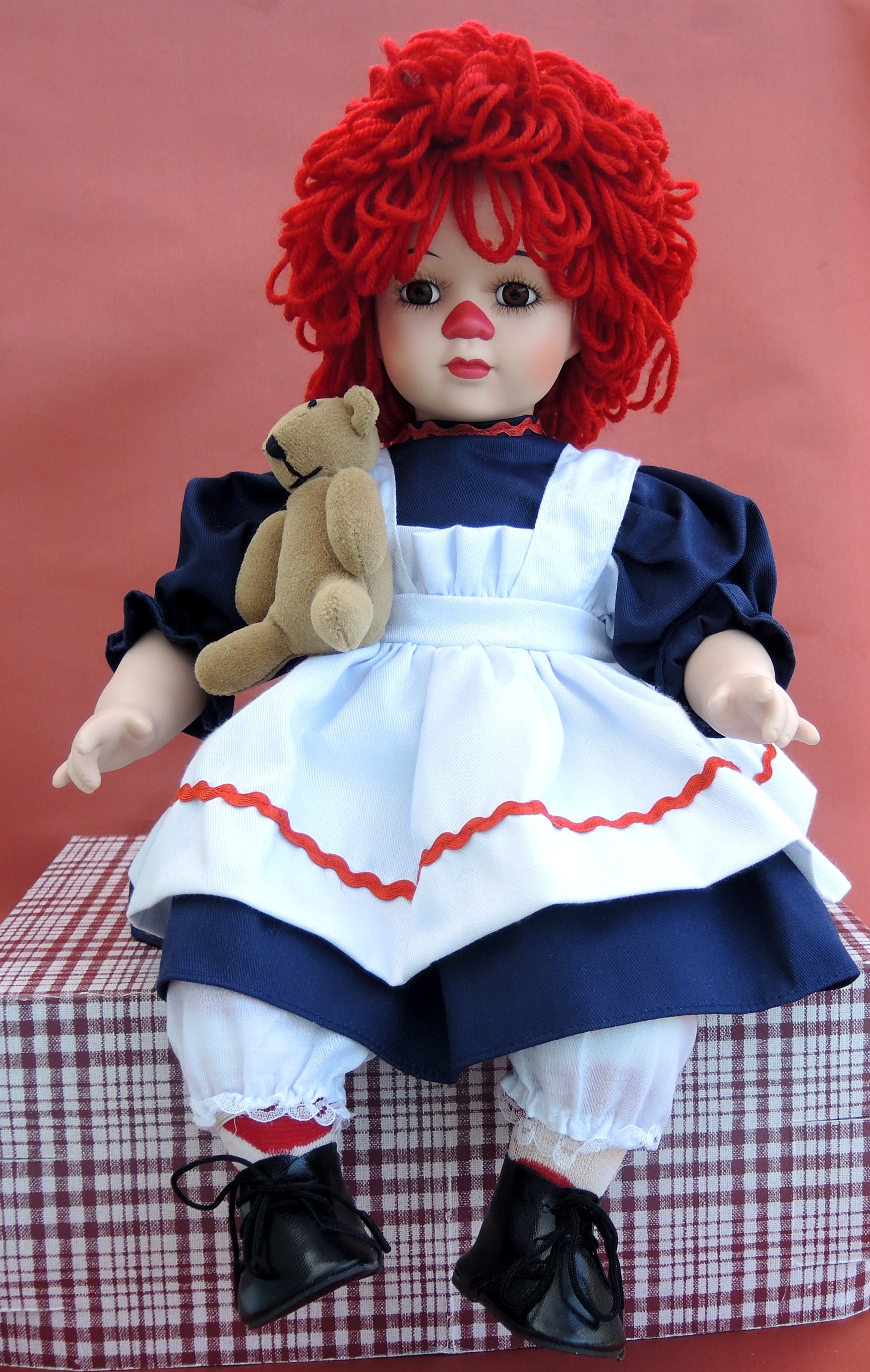 POUPEE RAGGEDY ANN EN PORCELAINE ET TISSU