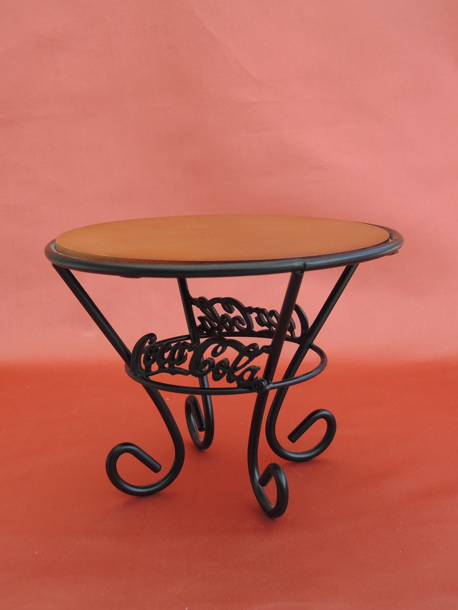 TABLE RONDE COCA COLA A L'ECHELLE DES POUPEES 29 ou 39 cm